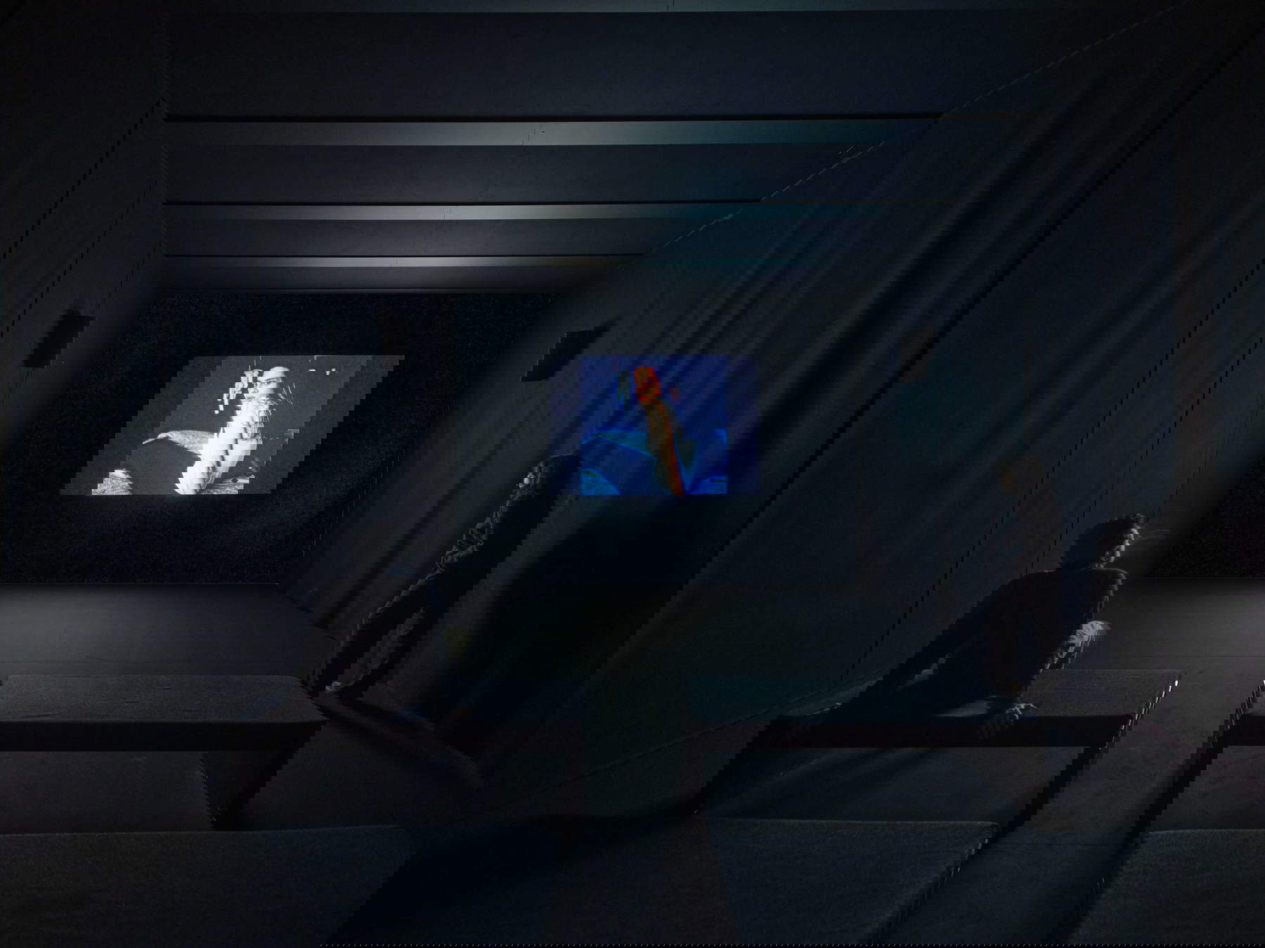 Nan Goldin, The Other Side (1992-2021). Vue de l'installation, Pirelli HangarBicocca, Milan, 2025 &copy; Nan Goldin, avec l'aimable autorisation de l'artiste, de Gagosian et de Pirelli HangarBicocca, Milan. Photo : Agostino Osio