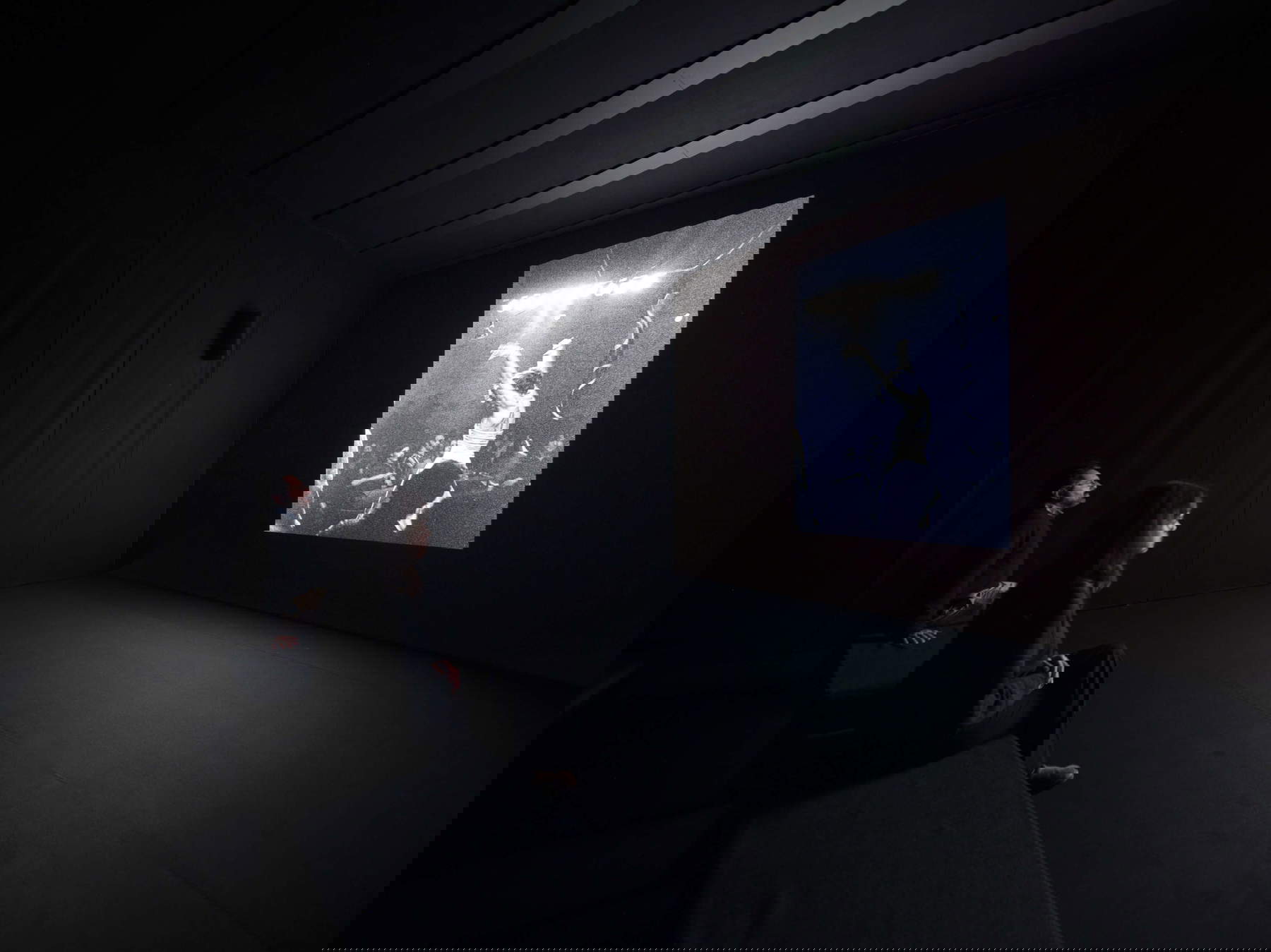 Nan Goldin, The Other Side (1992-2021). Vue de l'installation, Pirelli HangarBicocca, Milan, 2025 &copy; Nan Goldin, avec l'aimable autorisation de l'artiste, de Gagosian et de Pirelli HangarBicocca, Milan. Photo : Agostino Osio