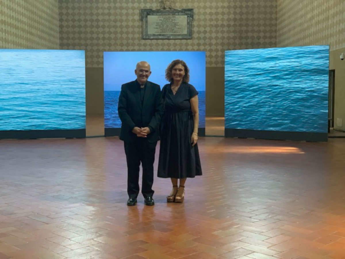 Jos&eacute; Tolentino de Mendon&ccedil;a mit Cristiana Perrella bei der von der Conciliazione 5 organisierten Adrian Paci-Ausstellung im Complesso Monumentale Santo Spirito in Sassia, Rom, Juni 2025. Foto: Raja El Fani