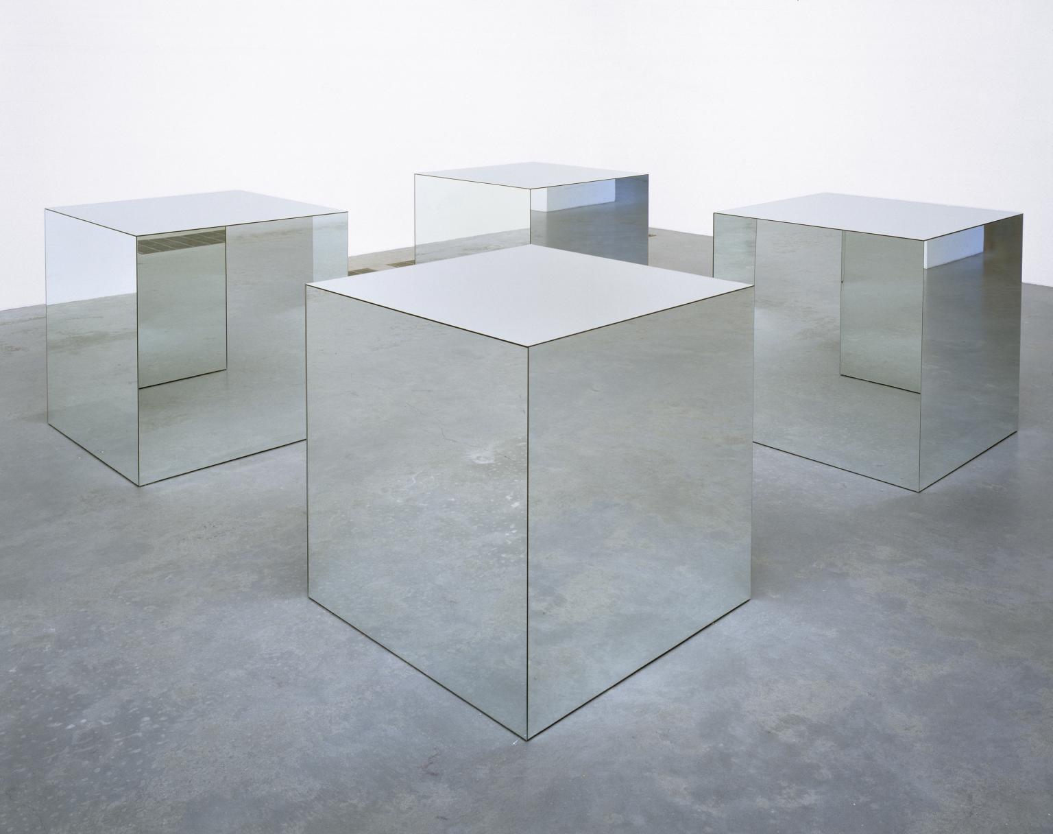 Robert Morris, Untitled (Mirrored Cubes) (1965, ricostruita nel 1971; specchio su legno, 91,4 x 91,4 x 91,4 cm ogni cubo; Londra, Tate)