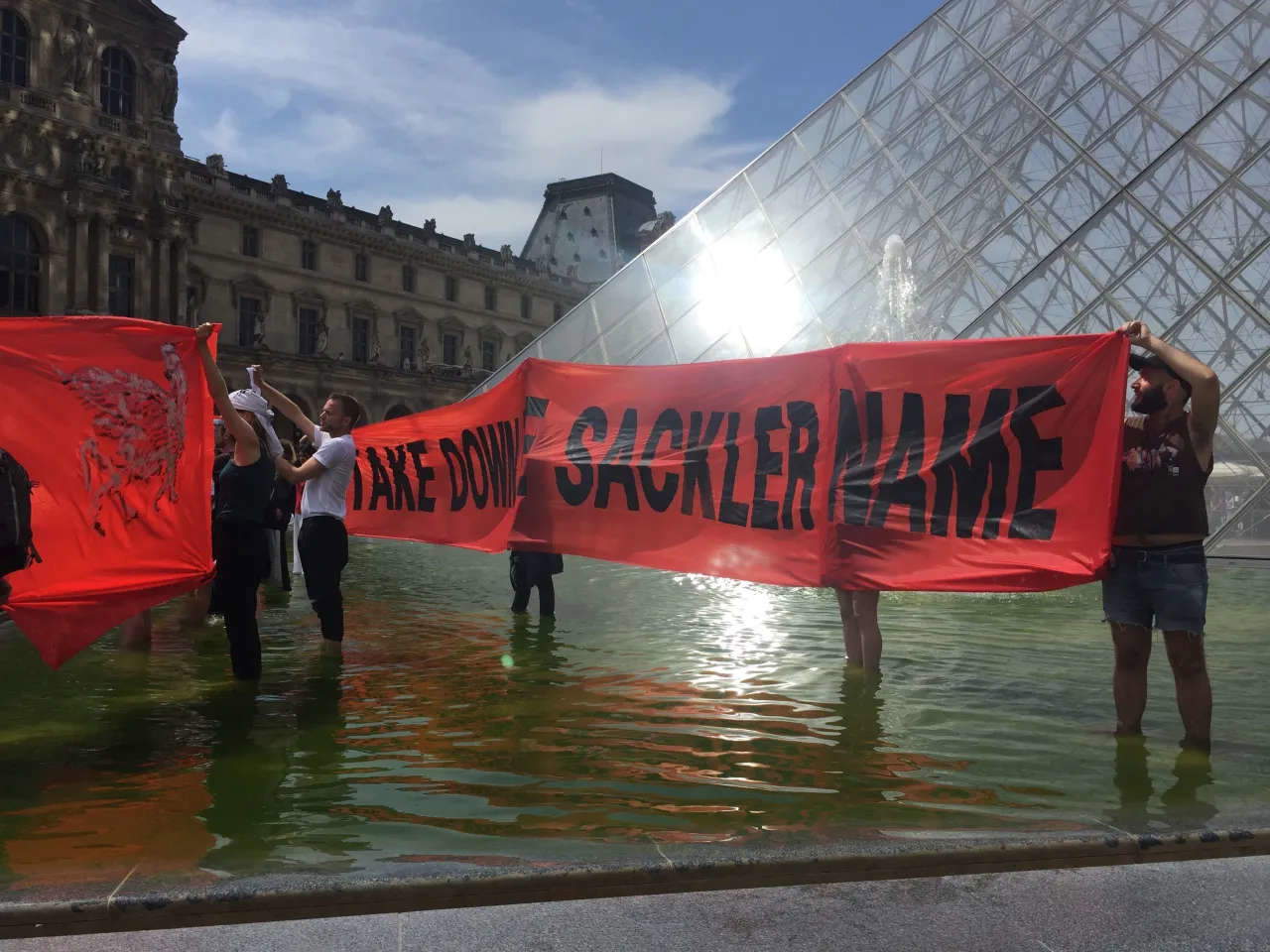Louvre, protestation contre le mécénat de la famille Sackler (2019). Photo : P.A.I.N. - Prescription Addiction Intervention Now (Intervention contre la dépendance aux médicaments)