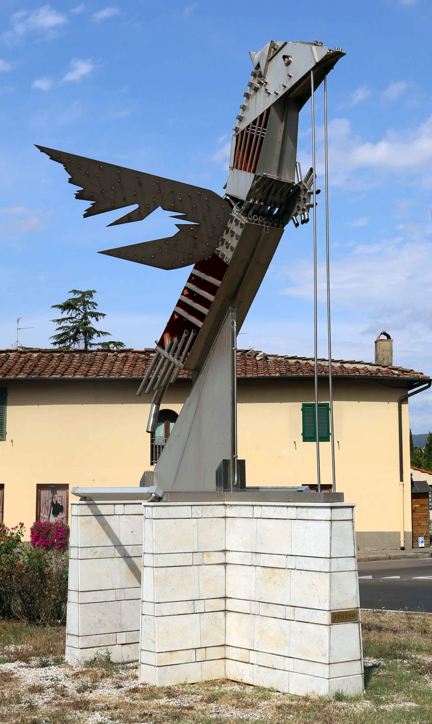 Giampiero Poggiali Berlinghieri, Pegaso (1998-1999; polychromer Edelstahl; Sesto Fiorentino, Via di Quinto). Foto: Francesco Bini