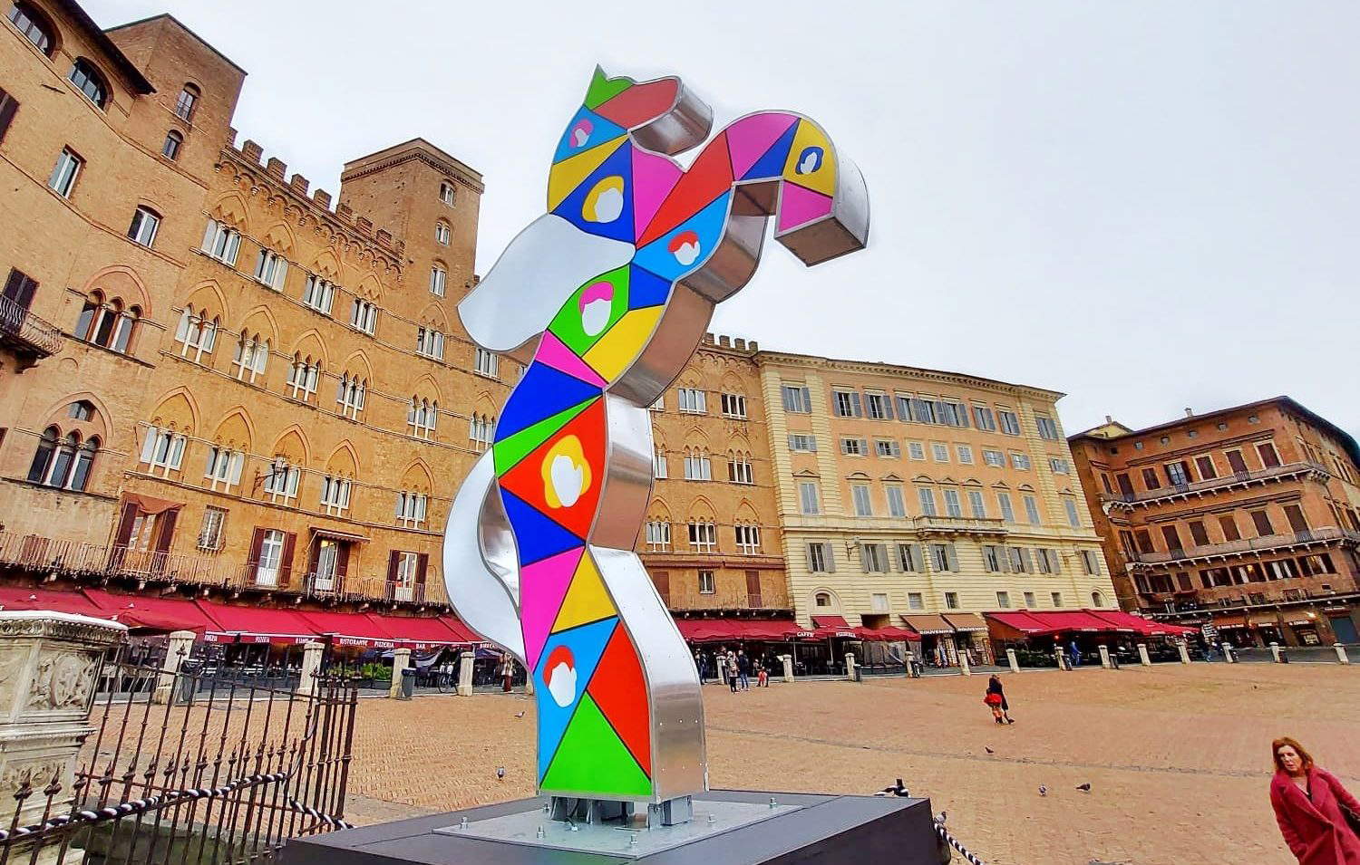 Marco Lodola, Pegaso (2023; farbiges Plexiglas; Siena, Via Bianchi Bandinelli)