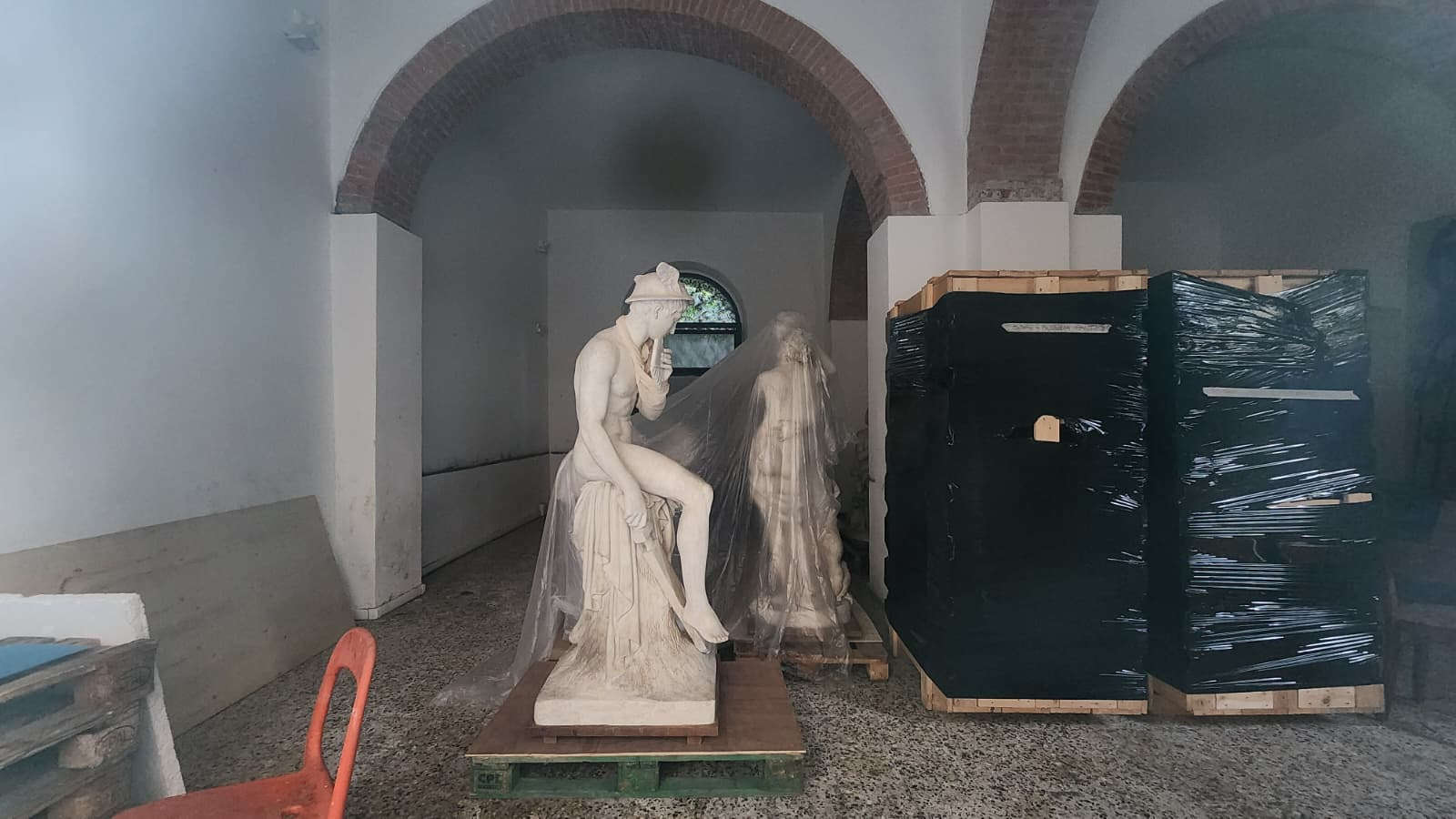 Gipsabgüsse von Canova und Thorvaldsen hinter dem Fenster des Fonds in der Via Chiesa (30. Dezember 2025). Foto: Federico Giannini