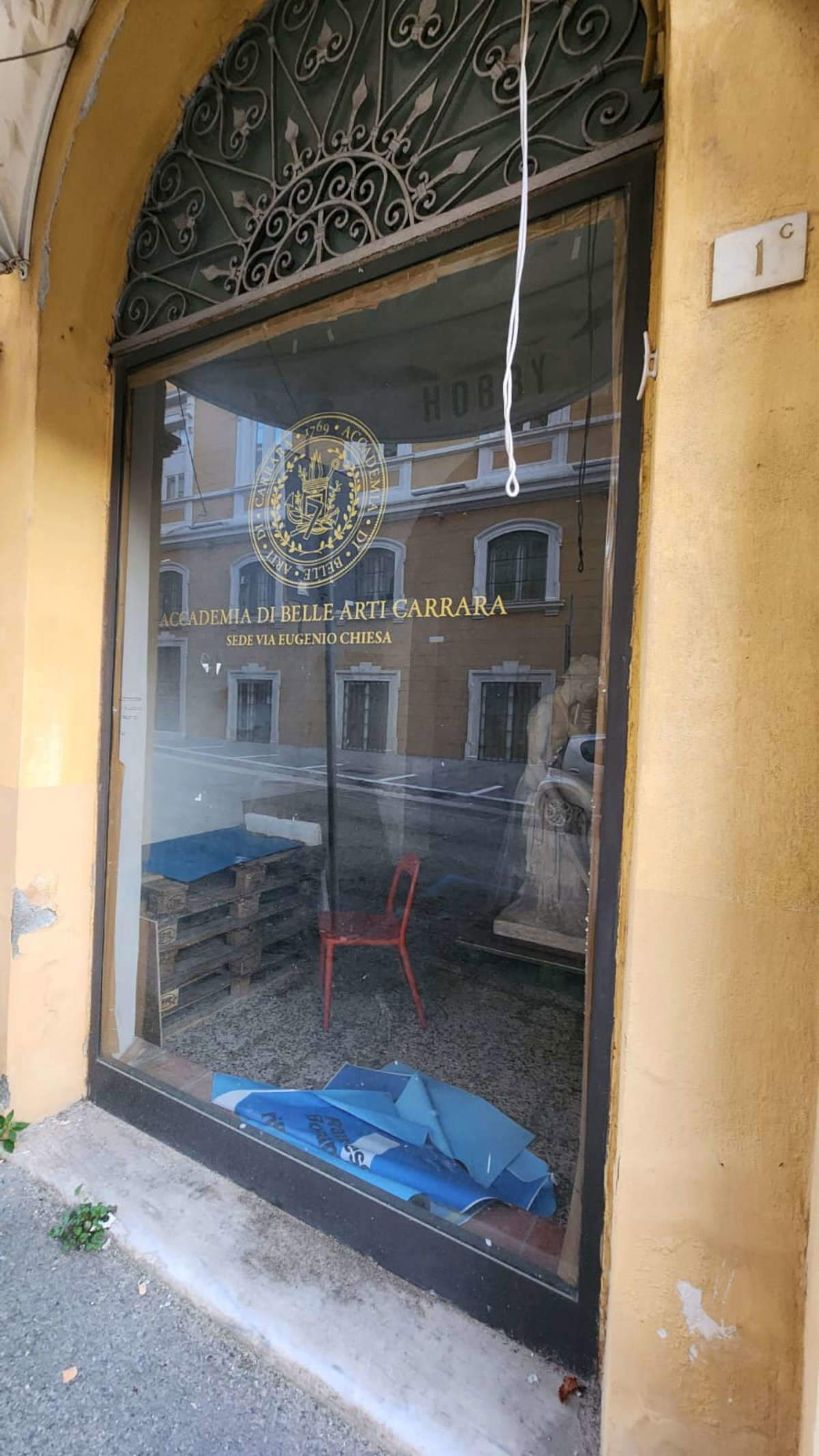 Gipsabgüsse von Canova und Thorvaldsen hinter dem Fenster des Fonds in der Via Chiesa (30. Dezember 2025). Foto: Federico Giannini