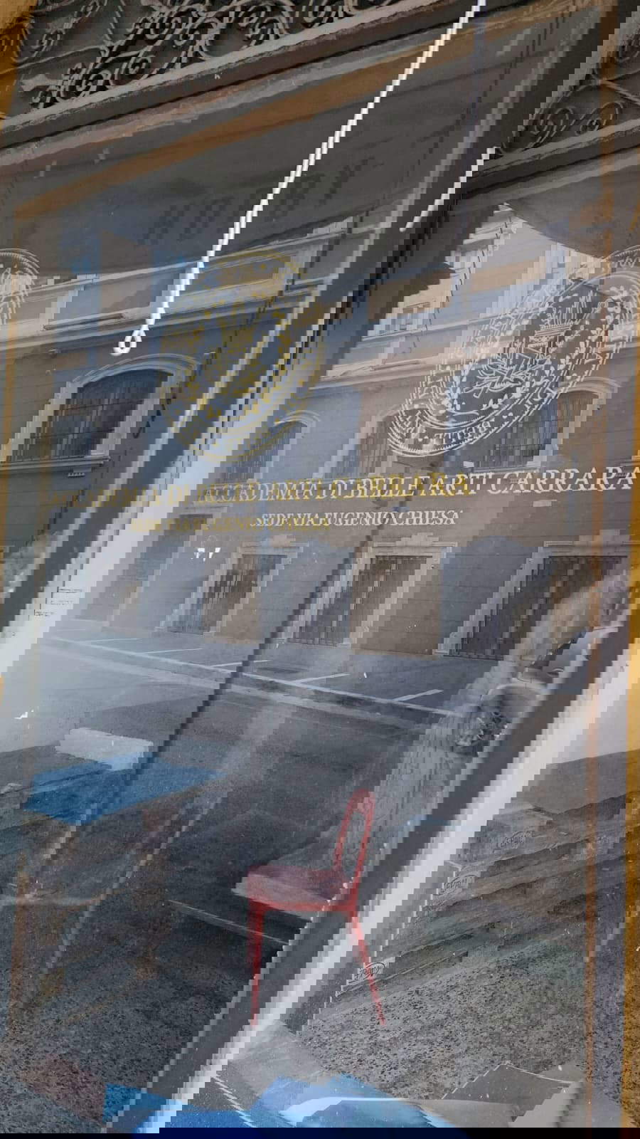 Gipsabgüsse von Canova und Thorvaldsen hinter dem Fenster des Fonds in der Via Chiesa (30. Dezember 2025). Foto: Federico Giannini