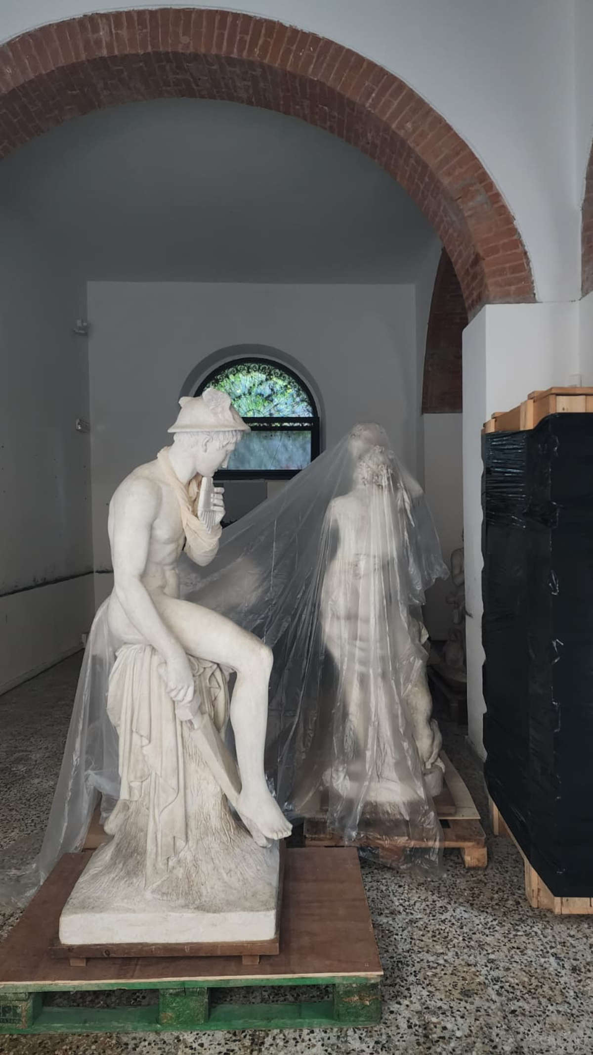 Gipsabgüsse von Canova und Thorvaldsen hinter dem Fenster des Fonds in der Via Chiesa (30. Dezember 2025). Foto: Federico Giannini