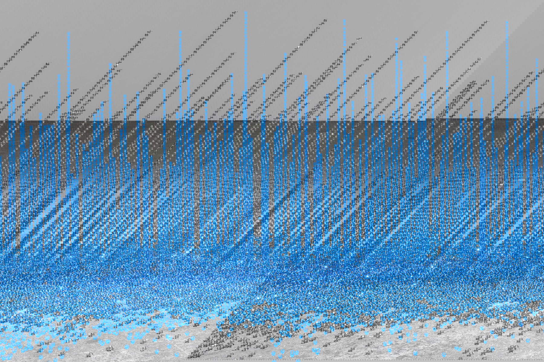 Latifa Echakhch, Untitled (Tears Fall) (2025 ; perles de verre et fil de nylon, 700 x 700 x 50 cm). Avec l'aimable autorisation de l'artiste, de la Pace Gallery et de kaufmann repetto Milan/NewYork. Photo : Sebastiano Pellion di Persano