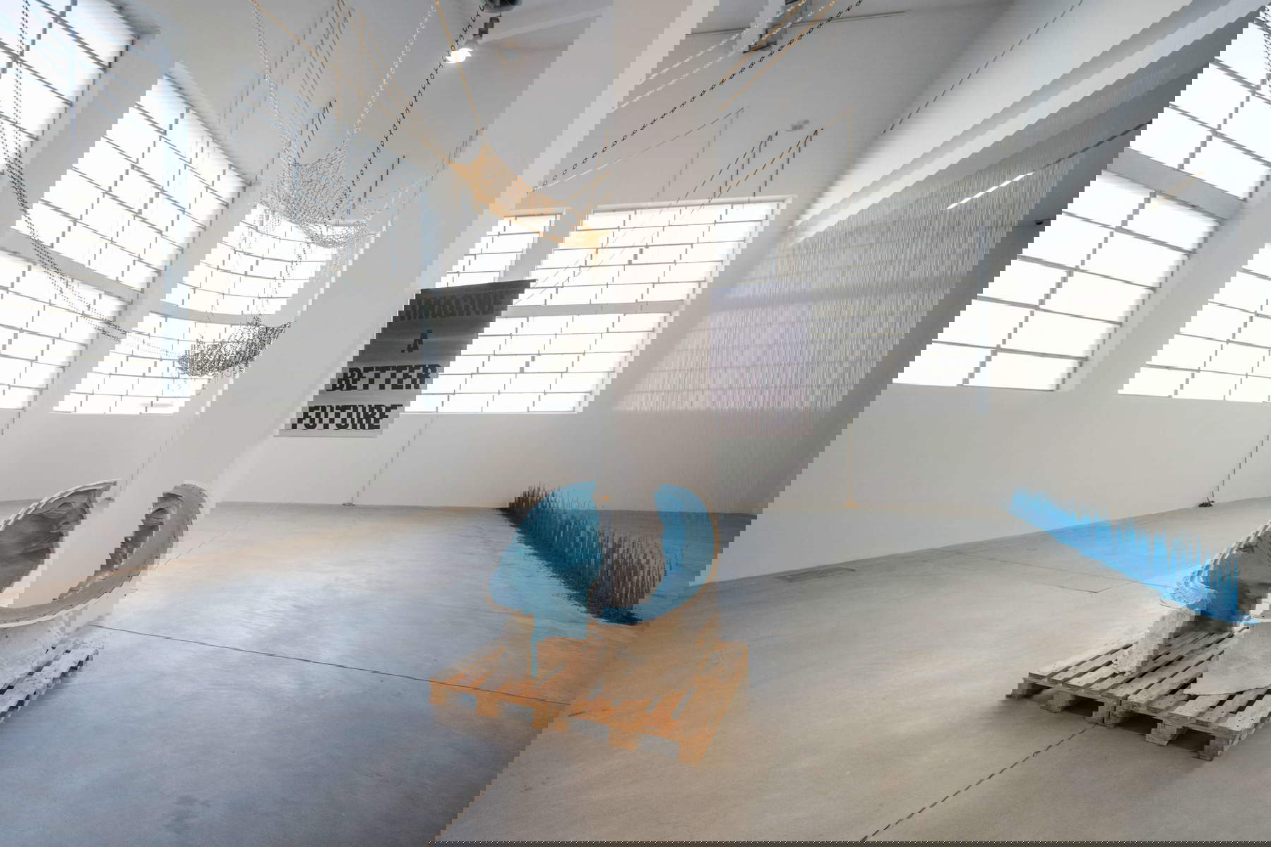 Vues de l'exposition. Rossella Biscotti, The Heads in Object, 2015 ; Monica Bonvicini, And Rose (gold), 2024 ; Monica Bonvicini, And Rose (black), 2024 ; Latifa Echakhch, Untitled (Tears Fall), 2025. Par concession de la Fondazione Merz. Photo : Andrea Guermani