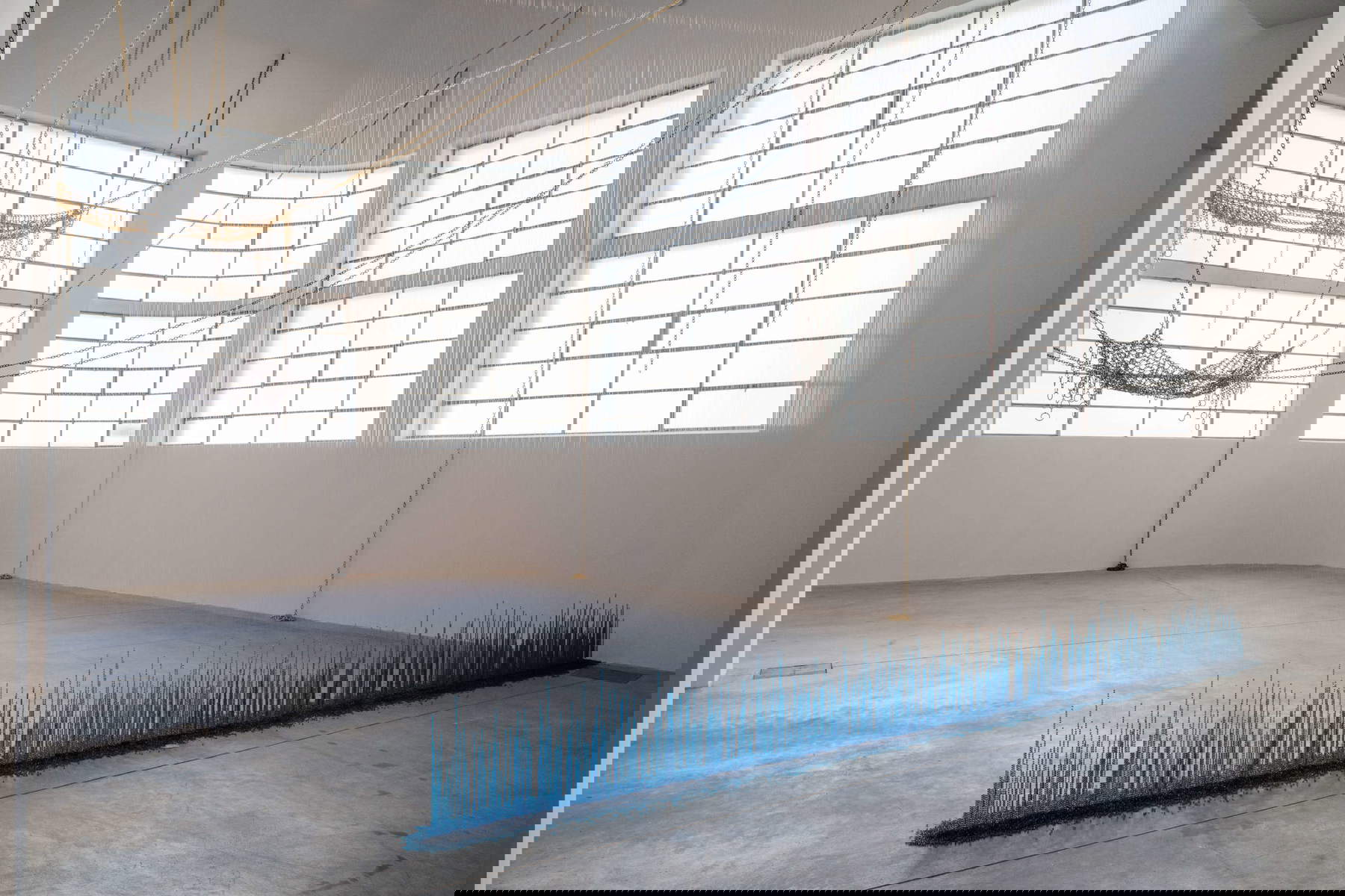 Vue de l'exposition. Monica Bonvicini, And Rose (gold), 2024 ; Monica Bonvicini, And Rose (black), 2024 ; Latifa Echakhch, Untitled (Tears Fall), 2025. Par concession de la Fondazione Merz. Photo : Andrea Guermani