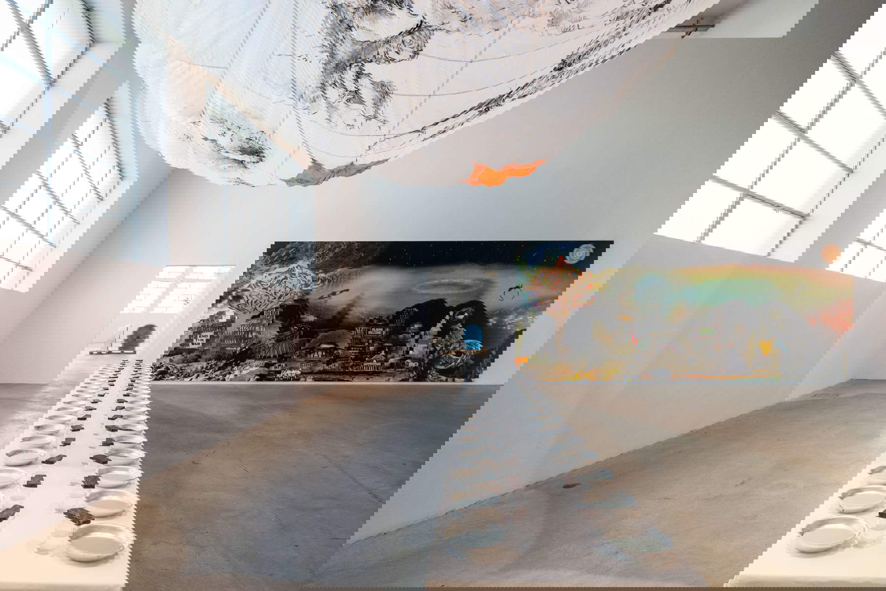 Vue de l'exposition. Dominique Gonzalez-Foerster, Metapanorama I, II, III, 2023 ; Katerina Kovaleva - Memory table, 2025. Par concession de la Fondazione Merz. Photo : Andrea Guermani