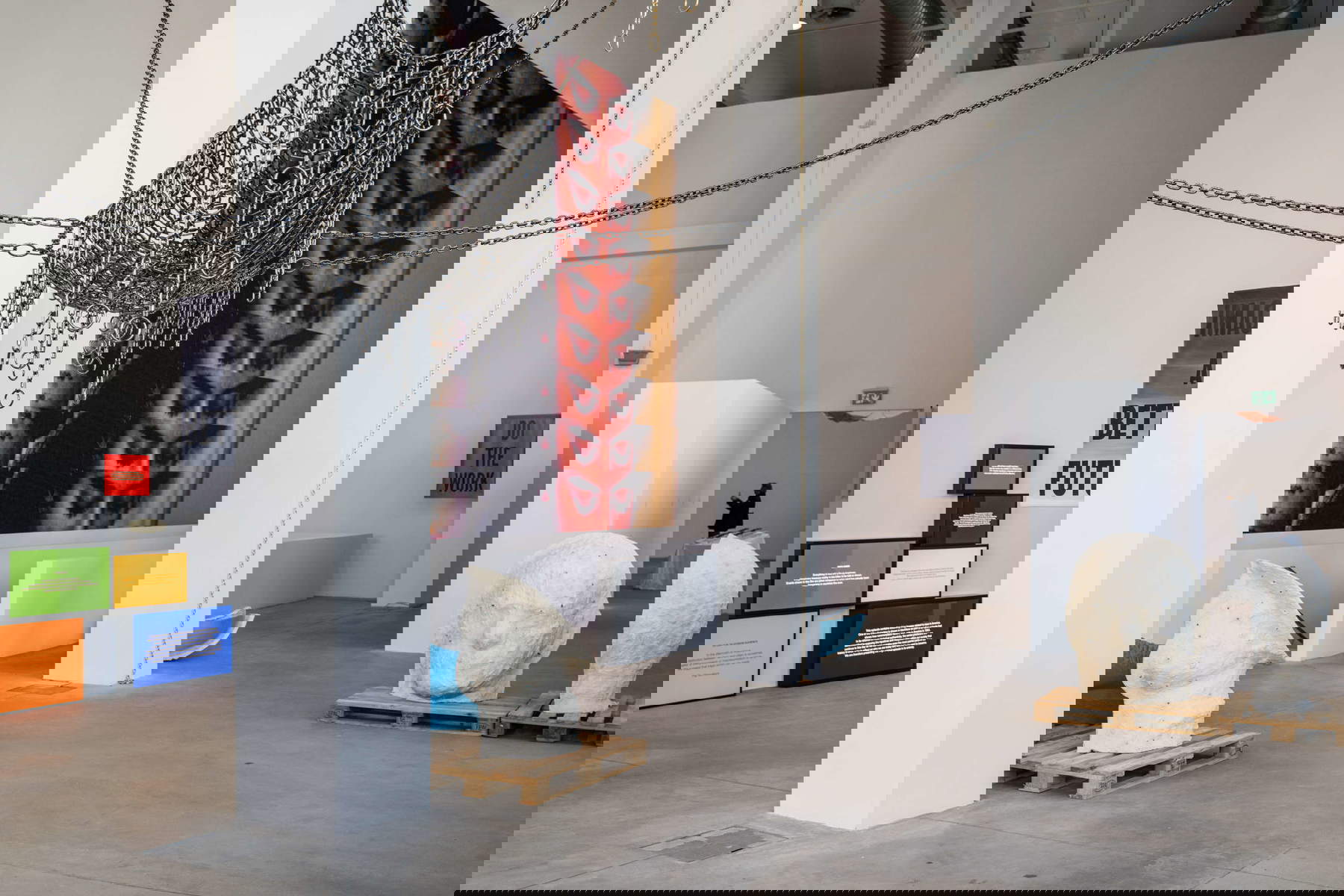 Vue de l'exposition. En concession de la Fondazione Merz. Photo : Andrea Guermani