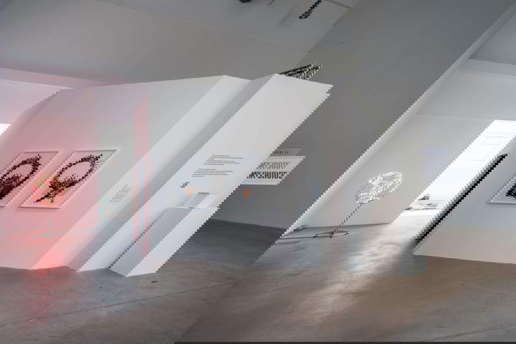 Vue de l'exposition. Mona Hatoum, Hot Spot (stand), 2018 ; Helina Metaferia, Headdress 77 et Headdress 78, 2025. Avec l'aimable autorisation de la Fondazione Merz. Photo : Andrea Guermani