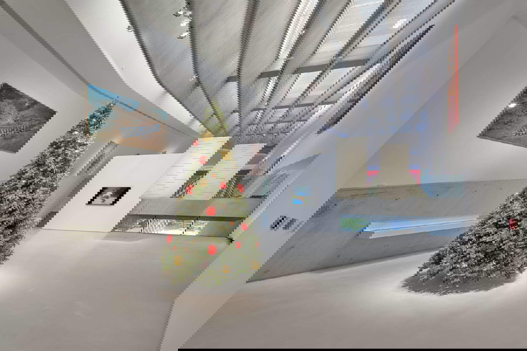 Ausstellungsaufbau 1+1. Relationale Kunst