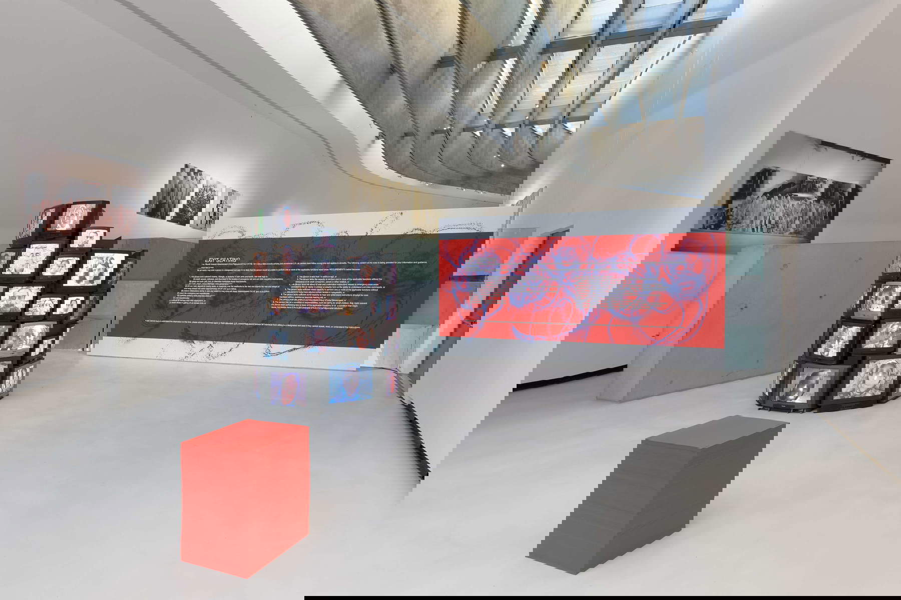 Ausstellungsaufbau 1+1. Relationale Kunst