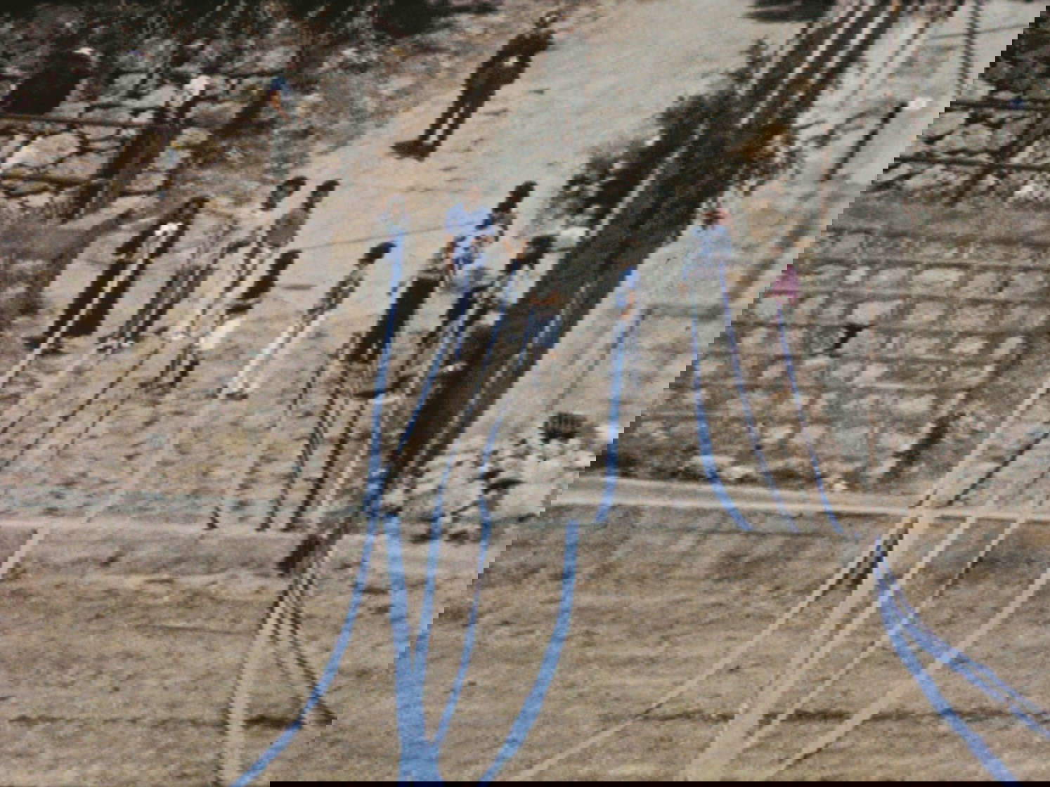 Maria Lai, Legarsi alla montagna (1981; Standbilder aus Tonino Casulas Dokumentarfilm über die Aufführung, Legare collegare) &copy; Ilisso Edizioni