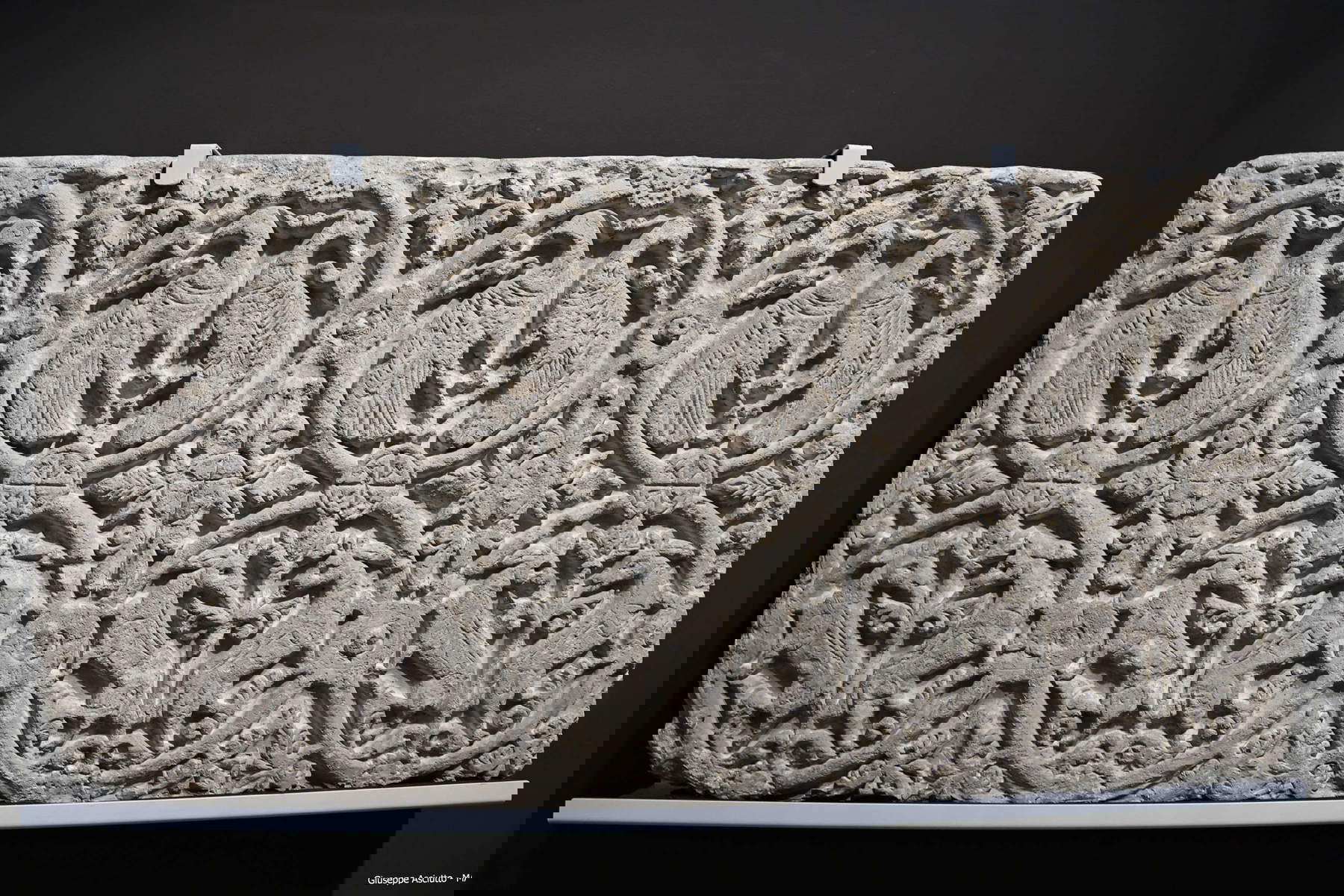 Dalle de stuc de l'église Santa Maria Theotokos à Terreti