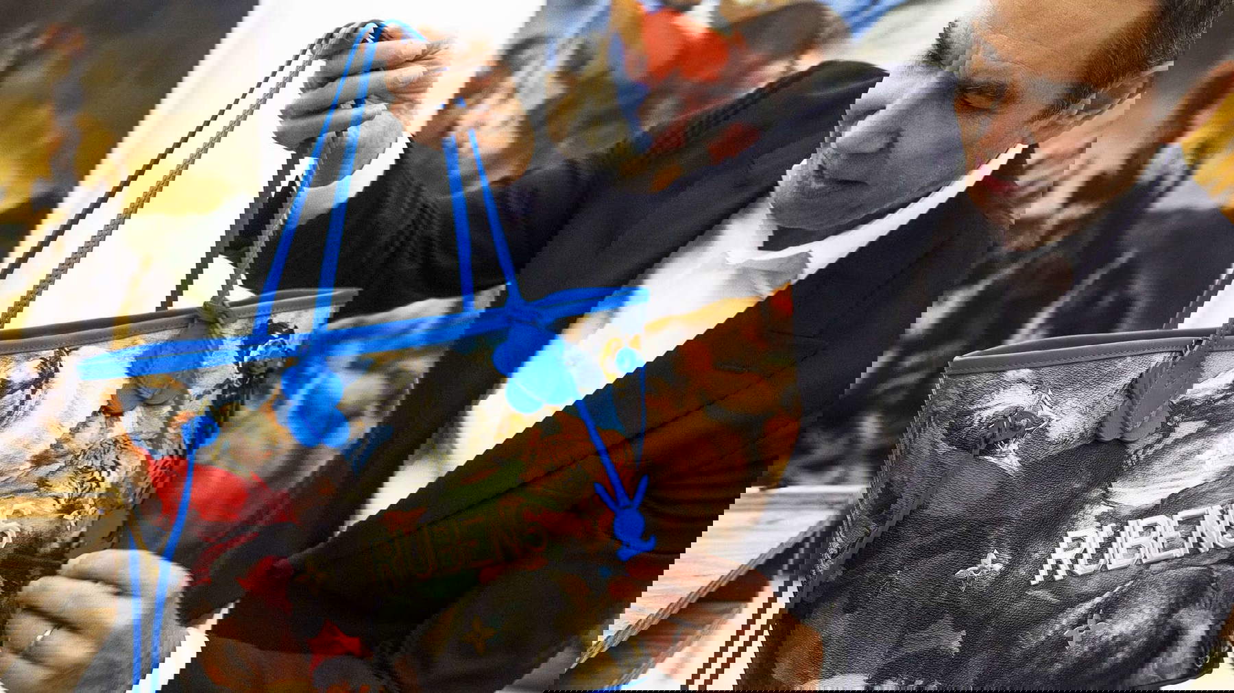 Jeff Koons con uno de sus bolsos para Louis Vuitton. Foto: Oficina de prensa de Louis Vuitton