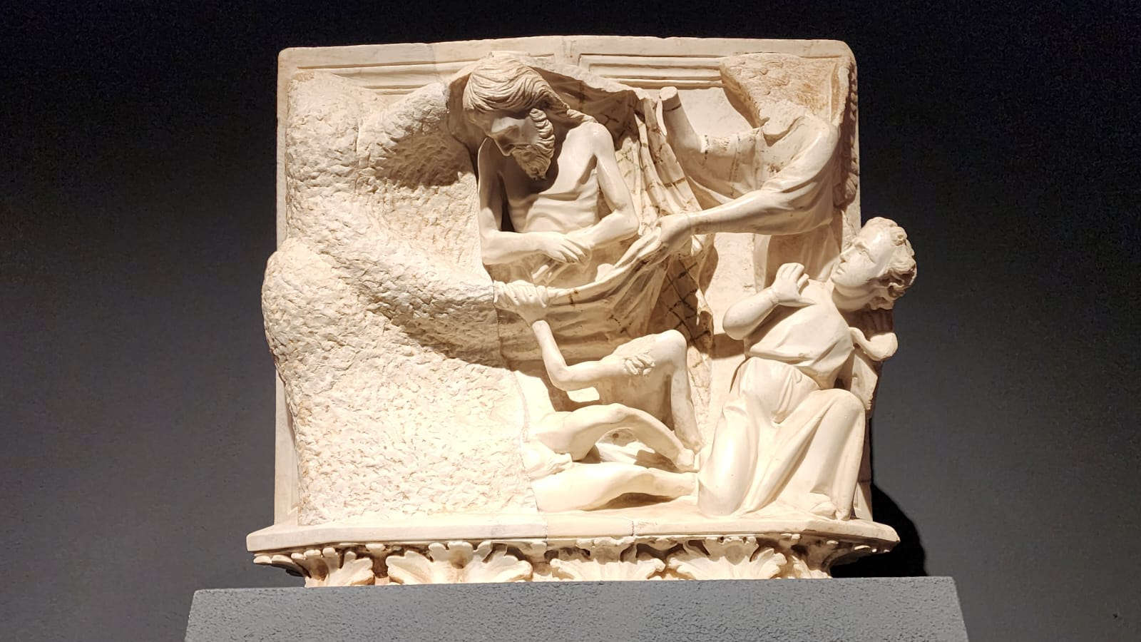 Giovanni Pisano, Atril fragmentario con Cristo en la Piedad (1302-1310; mármol de Apuano con restos de policromía, 50 x 54 x 20 cm; Pisa, Catedral)