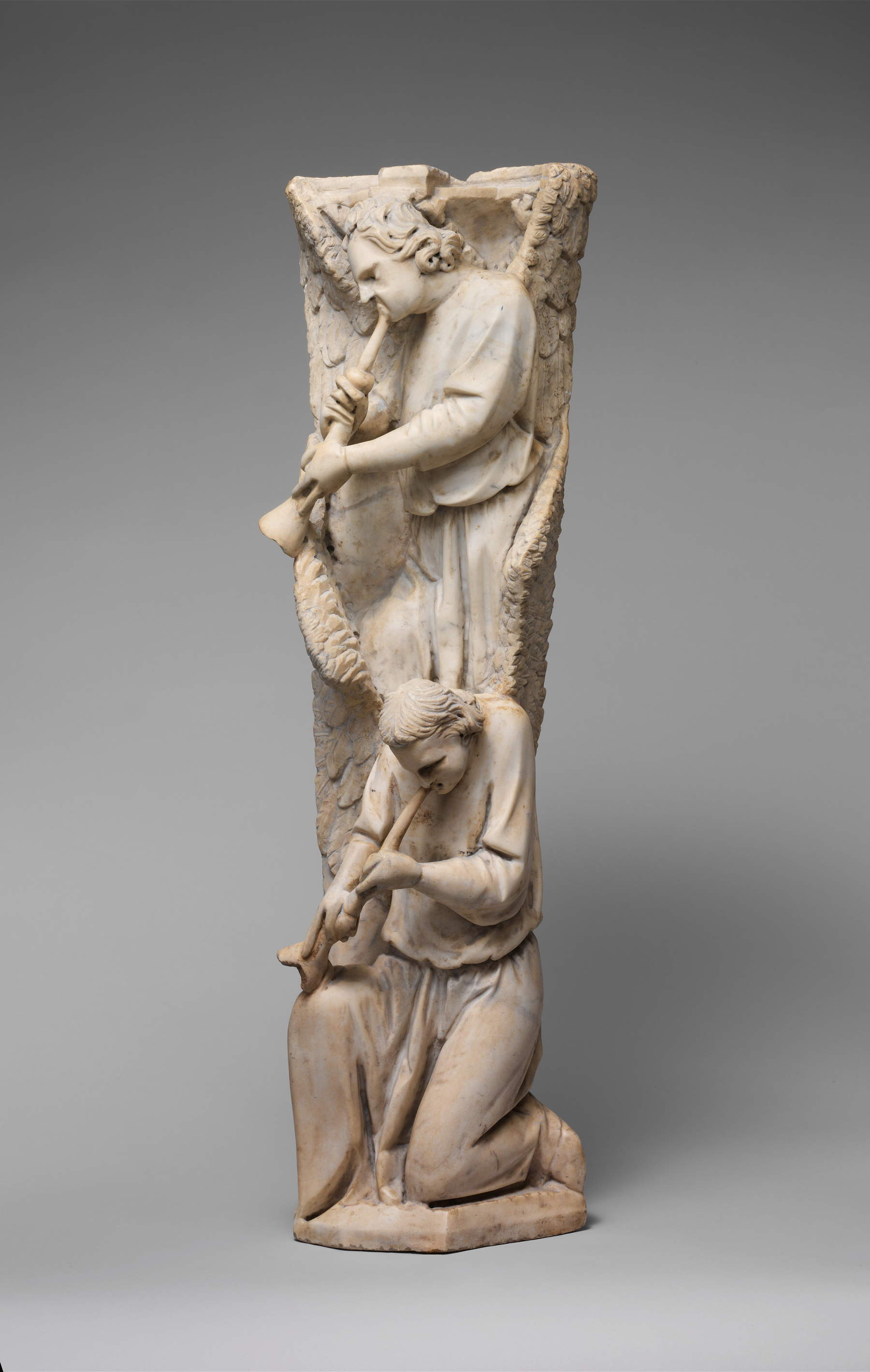 Giovanni Pisano, Pilastrino con angeli tibicini (c. 1302-1310; mármol de Apuán con restos de policromía, 85,1 x 85,4 cm; Nueva York, The Metropolitan Museum, inv. 10.203.1)