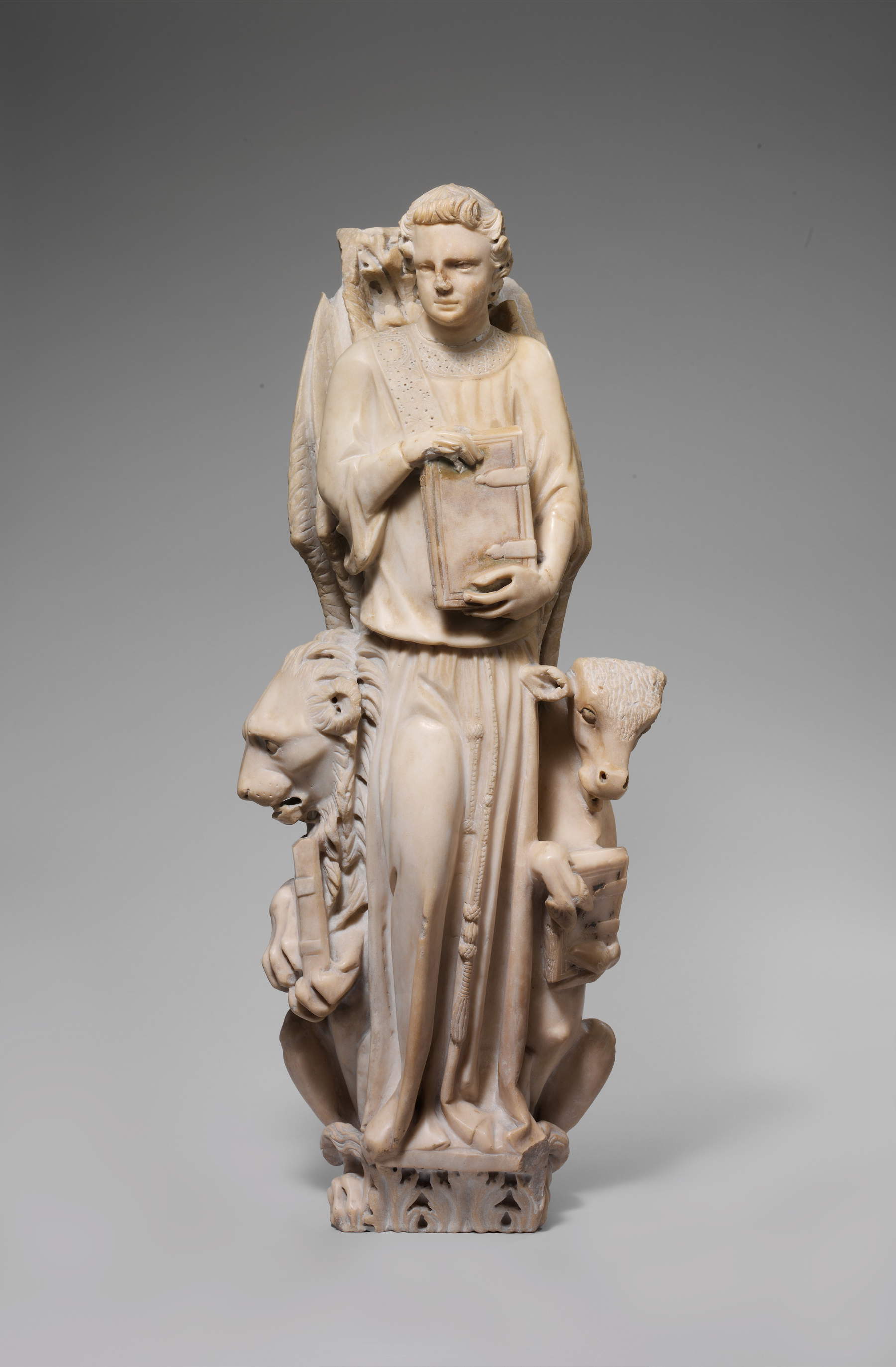 Giovanni Pisano, Pilar con los símbolos de los evangelistas Marcos, Mateo y Lucas, parte de un tetramorfo (c. 1302-1310; mármol de Apuano con restos de policromía, 85,7 x 34,9 cm; Nueva York, The Metropolitan Museum, inv. 21.101)