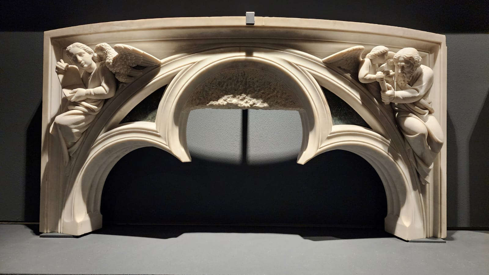 Tito Sarrocchi, Esculturas para la recomposición del púlpito de Giovanni Pisano: pequeño arco con figuras de profetas (1875-1894; mármol, 57 x 112 x 12 cm; Pisa, Opera della Primaziale Pisana)