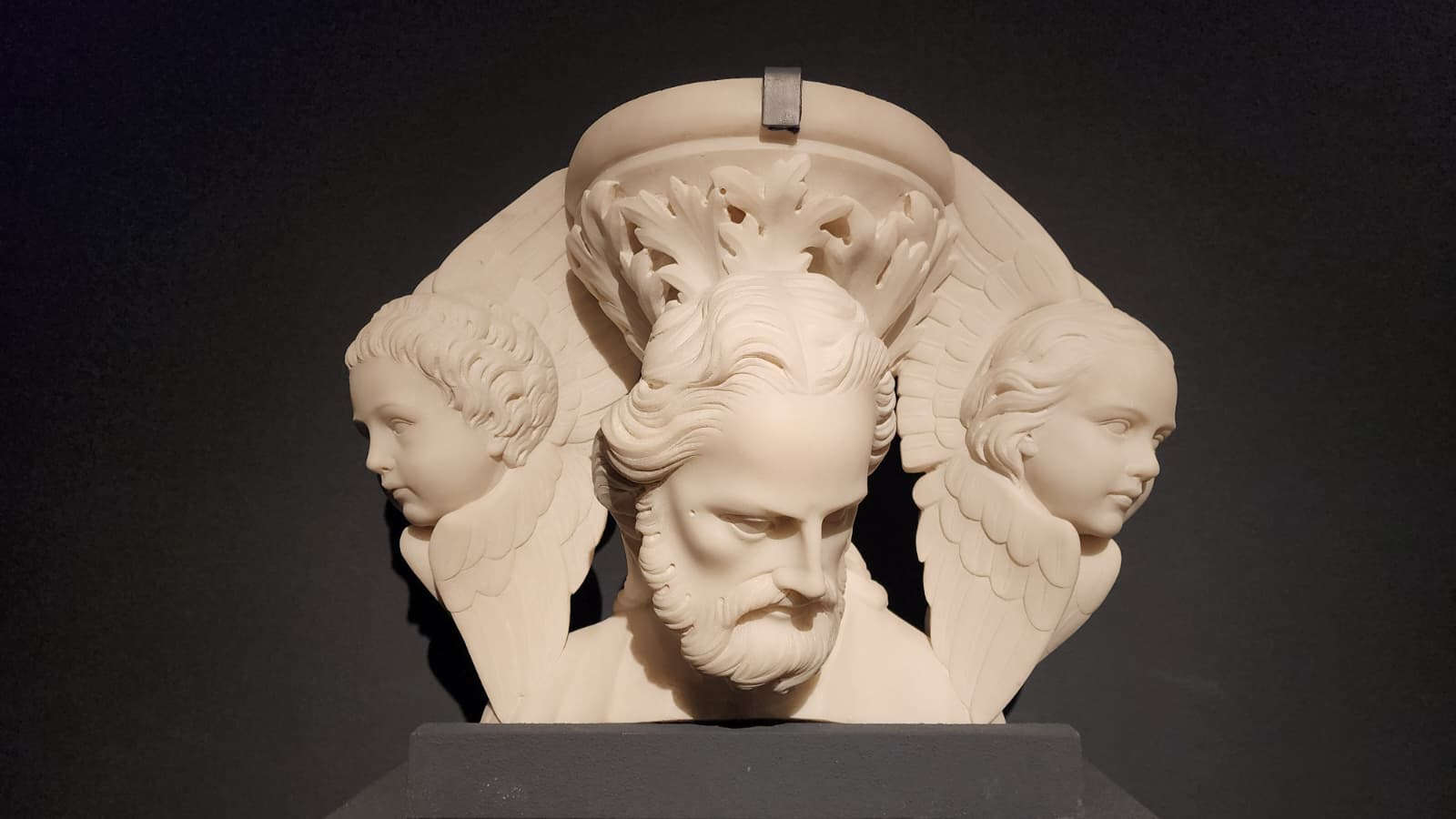 Tito Sarrocchi, Esculturas para la recomposición del púlpito de Giovanni Pisano: sobre de la figura de Cristo salmista (1875-1894; mármol, 37 x 48 x 33 cm; Pisa, Opera della Primaziale Pisana)