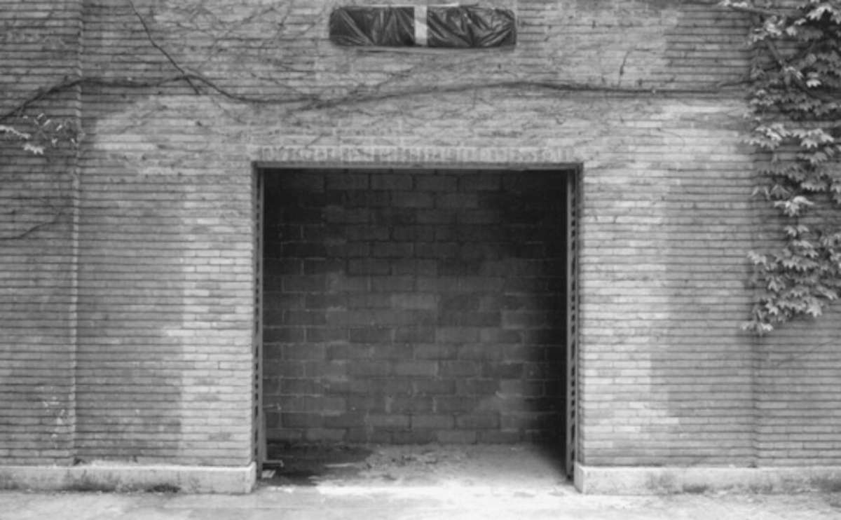 Santiago Sierra, Palabra tapada (2003, Pavilion of Spain at the Venice Biennale)