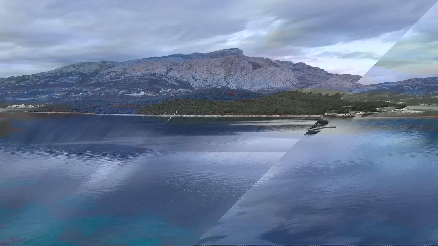 Hito Steyerl, The Island, frame (2025; vídeo HD monocanal, cine, hologramas con ruidos cuánticos, esferas con proyecciones arqueológicas, vídeo documental, duración 26 minutos, vídeo HD monocanal, instalación de dimensiones variables). Con permiso del artista y la Fondazione Prada, Andrew Kreps Gallery, Nueva York y Esther Schipper, Berlín/París/Seúl.