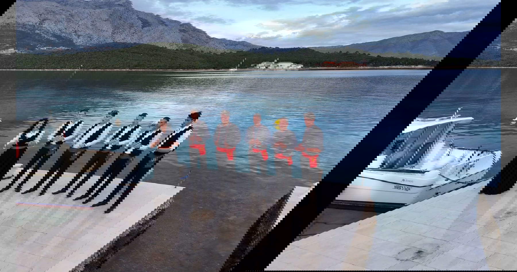 Hito Steyerl, The Island, frame (2025; vídeo HD monocanal, cine, hologramas con ruidos cuánticos, esferas con proyecciones arqueológicas, vídeo documental, duración 26 minutos, vídeo HD monocanal, instalación de dimensiones variables). Con permiso del artista y la Fondazione Prada, Andrew Kreps Gallery, Nueva York y Esther Schipper, Berlín/París/Seúl.