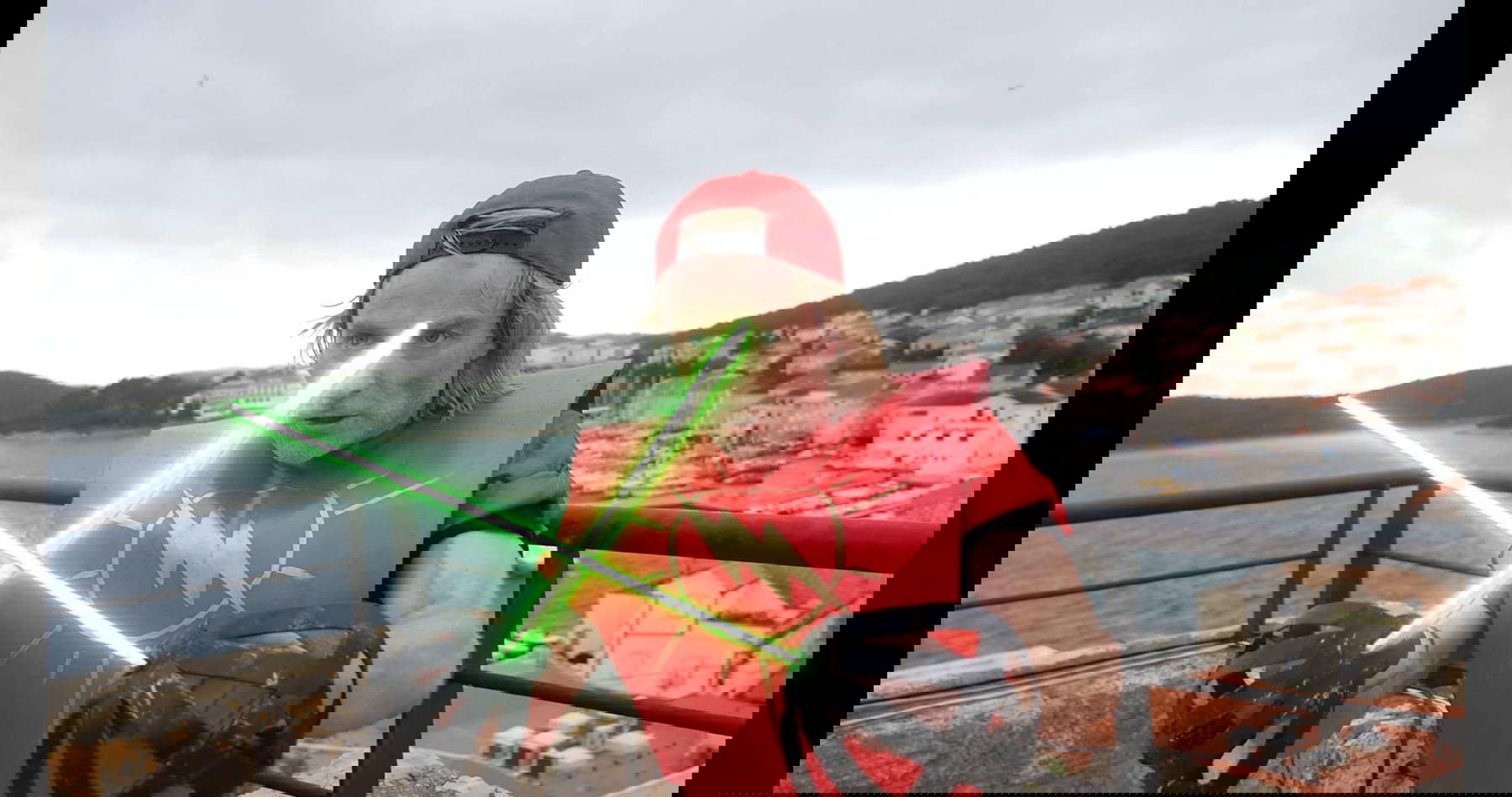 Hito Steyerl, The Island, frame (2025; vídeo HD monocanal, cine, hologramas con ruidos cuánticos, esferas con proyecciones arqueológicas, vídeo documental, duración 26 minutos, vídeo HD monocanal, instalación de dimensiones variables). Con permiso del artista y la Fondazione Prada, Andrew Kreps Gallery, Nueva York y Esther Schipper, Berlín/París/Seúl.