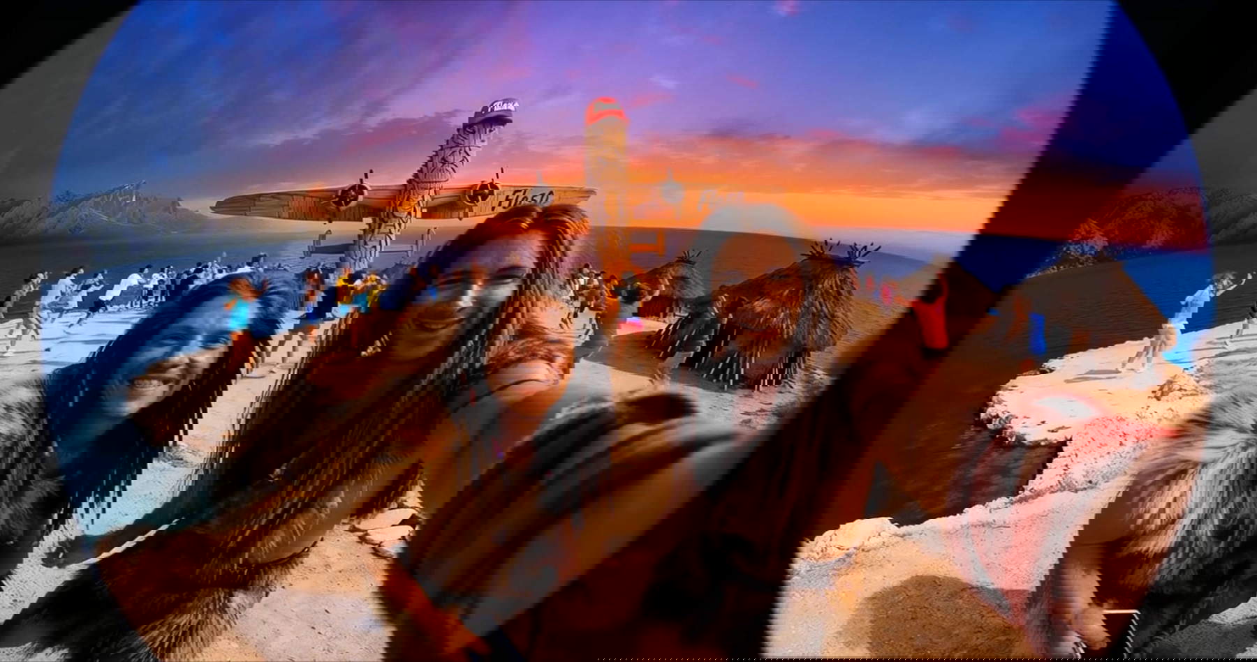 Hito Steyerl, The Island, frame (2025; vídeo HD monocanal, cine, hologramas con ruidos cuánticos, esferas con proyecciones arqueológicas, vídeo documental, duración 26 minutos, vídeo HD monocanal, instalación de dimensiones variables). Con permiso del artista y la Fondazione Prada, Andrew Kreps Gallery, Nueva York y Esther Schipper, Berlín/París/Seúl.