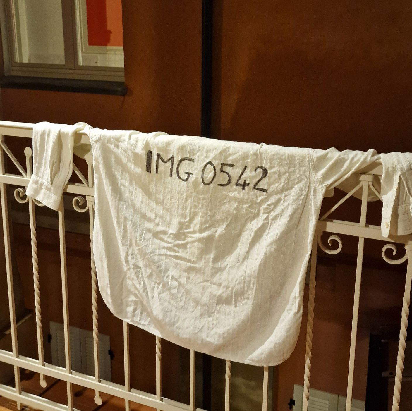 Luca Rossi, Wenn Sie etwas nicht verstehen, suchen Sie es auf YouTube (2025; schwarzer Marker auf weißem Hemd)