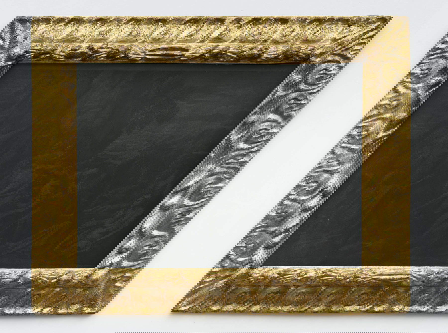 Paolo Canevari, Páginas negras (Monumentos de la memoria) (2019; óleo de motor gastado sobre grabado del siglo XIX, marco del siglo XVI). Presenta: E3 Arte Contemporáneo. Precio: 25.000 euros