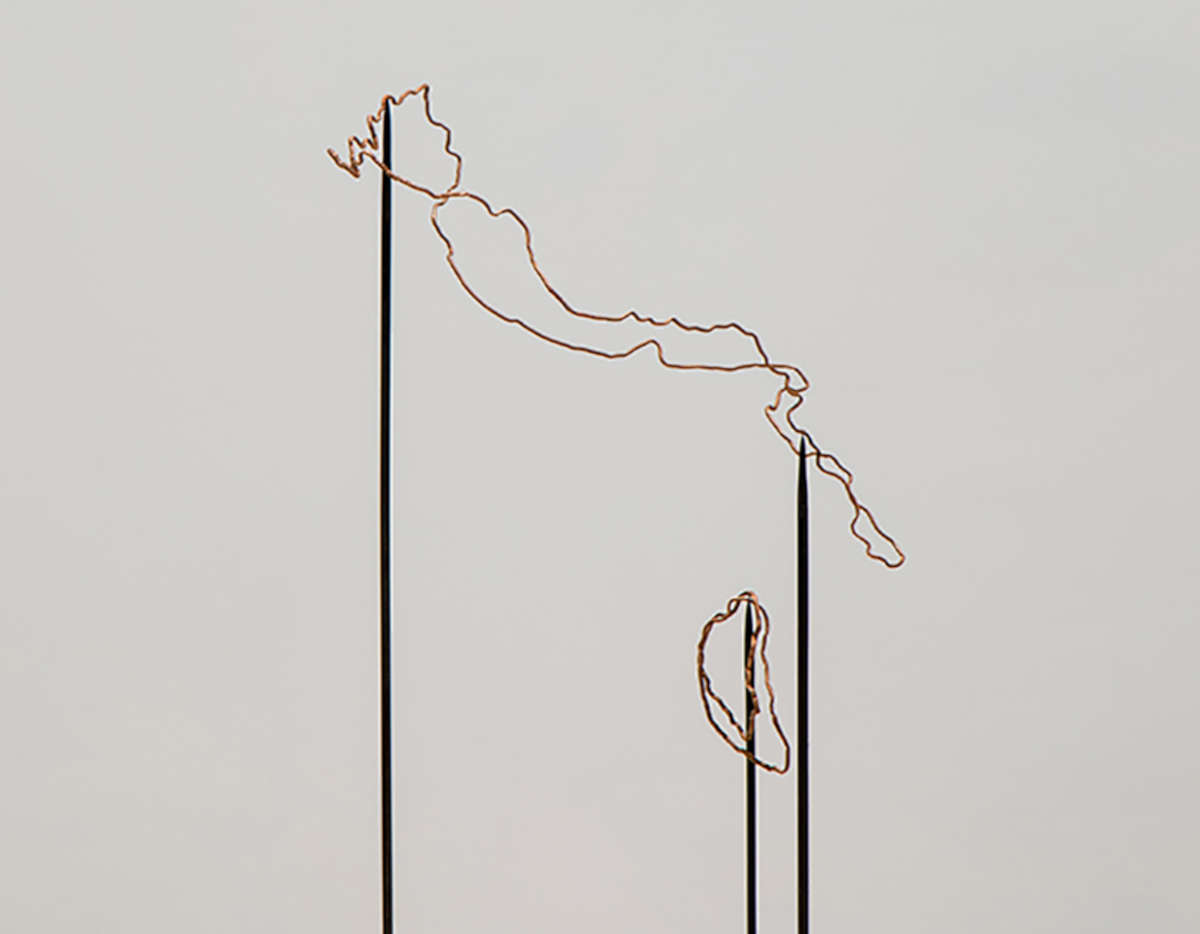 Shilpa Gupta, MapTracing #9 - EN (2023; tubo de cobre, soportes metálicos, dimensiones variables). Presenta: Galleria Continua. Precio: 30.000 $.