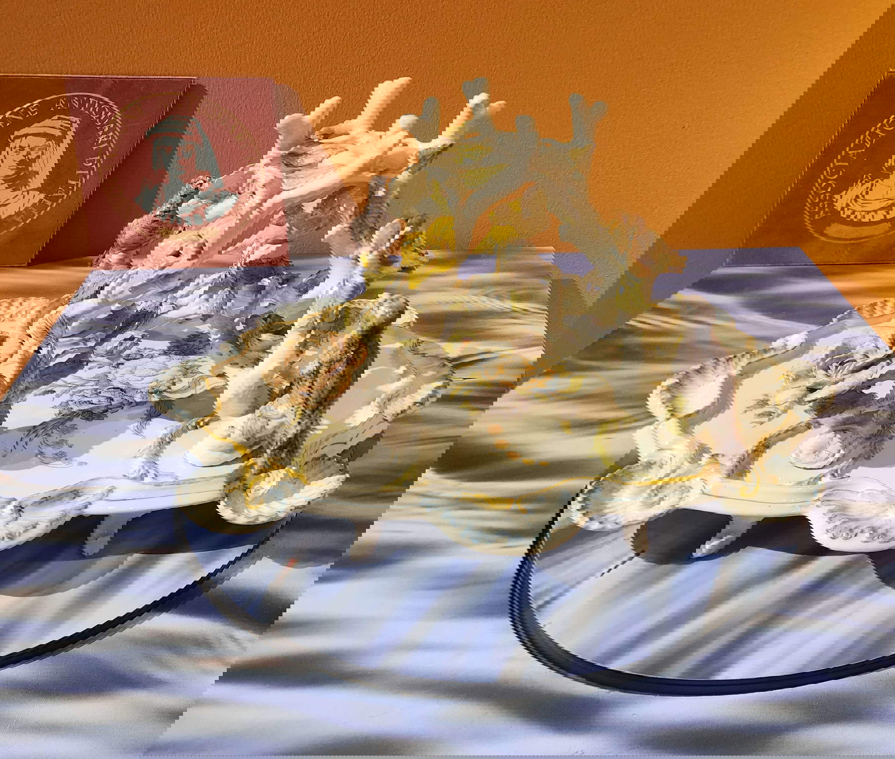 Pietro Lei, Triunfo con pájaros y flores (segunda mitad del siglo XVIII; loza policromada, 24 x 46 x 34,5 cm). Precio: 35.000 euros