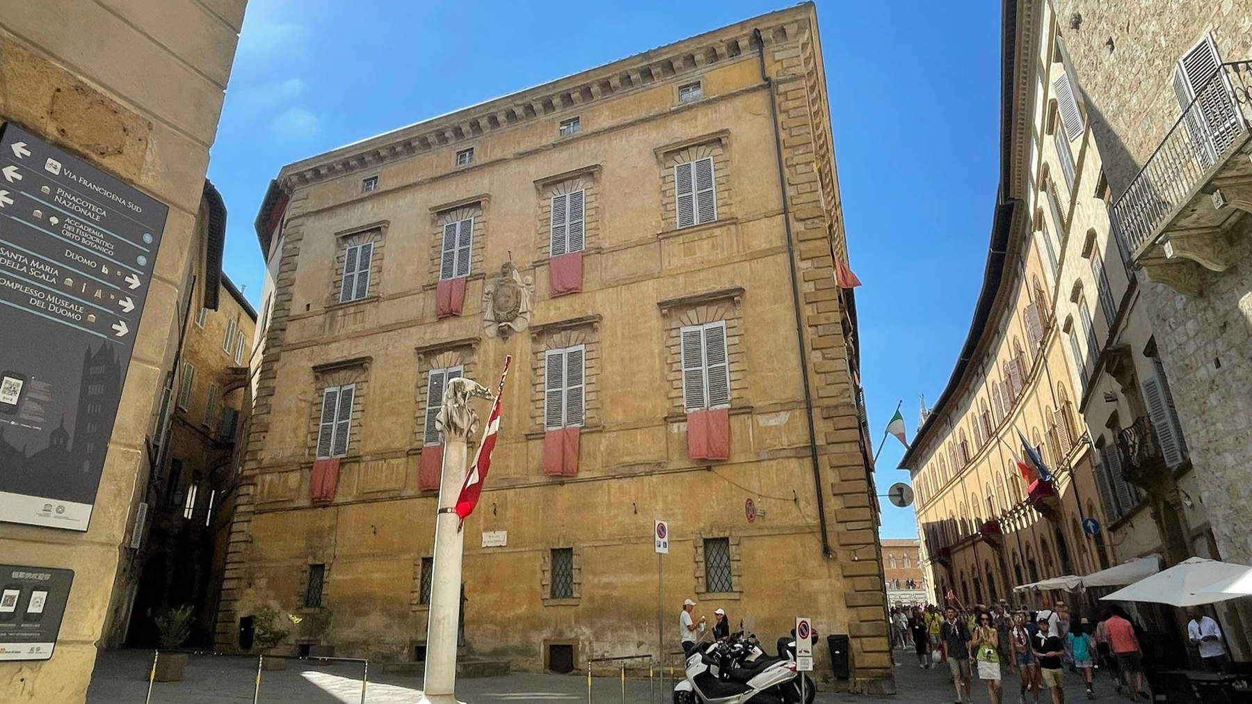Palazzo Chigi Piccolomini alla Postierla