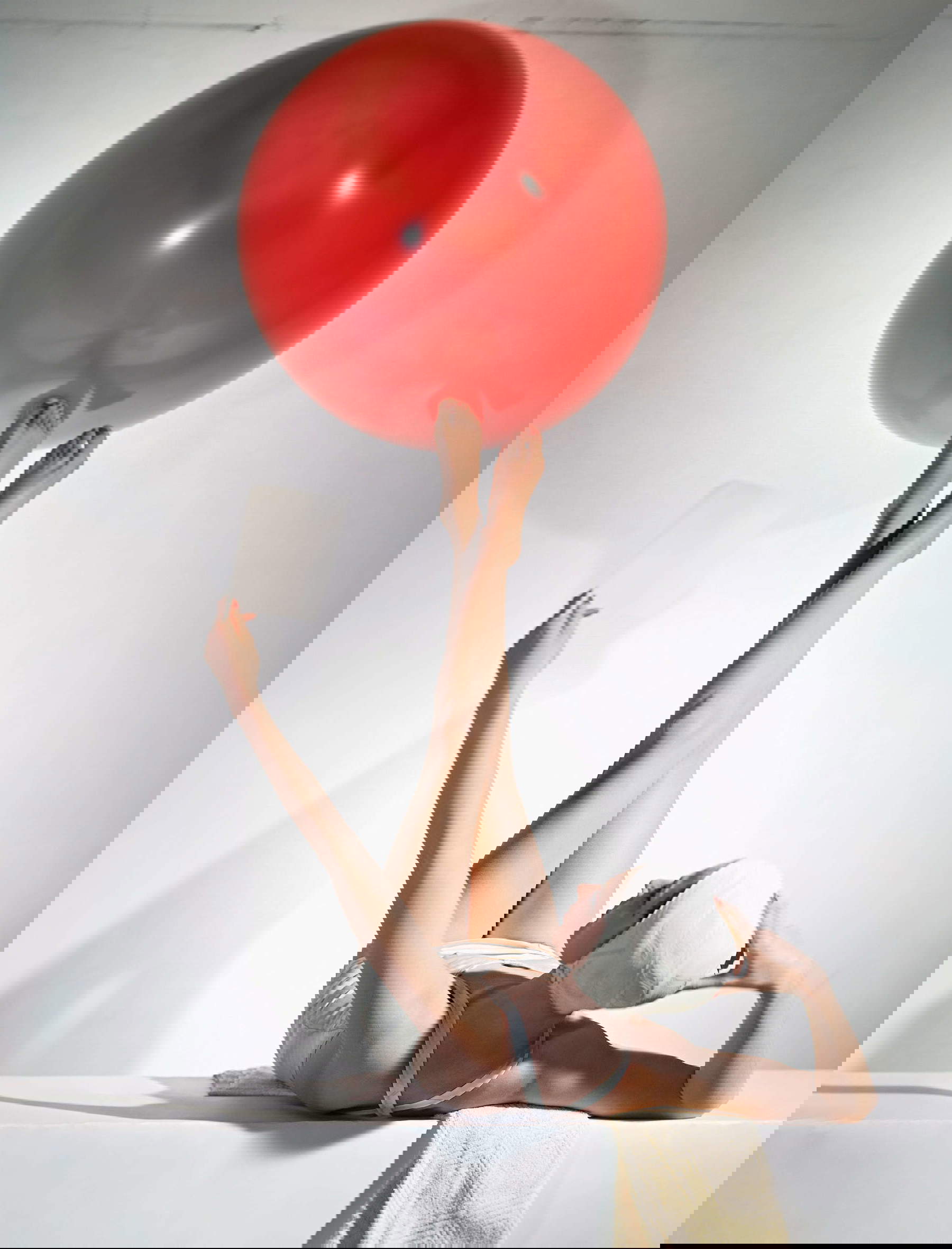 Horst P. Horst, American Vogue Cover, May 15, 1941 © Horst P. Horst Estate