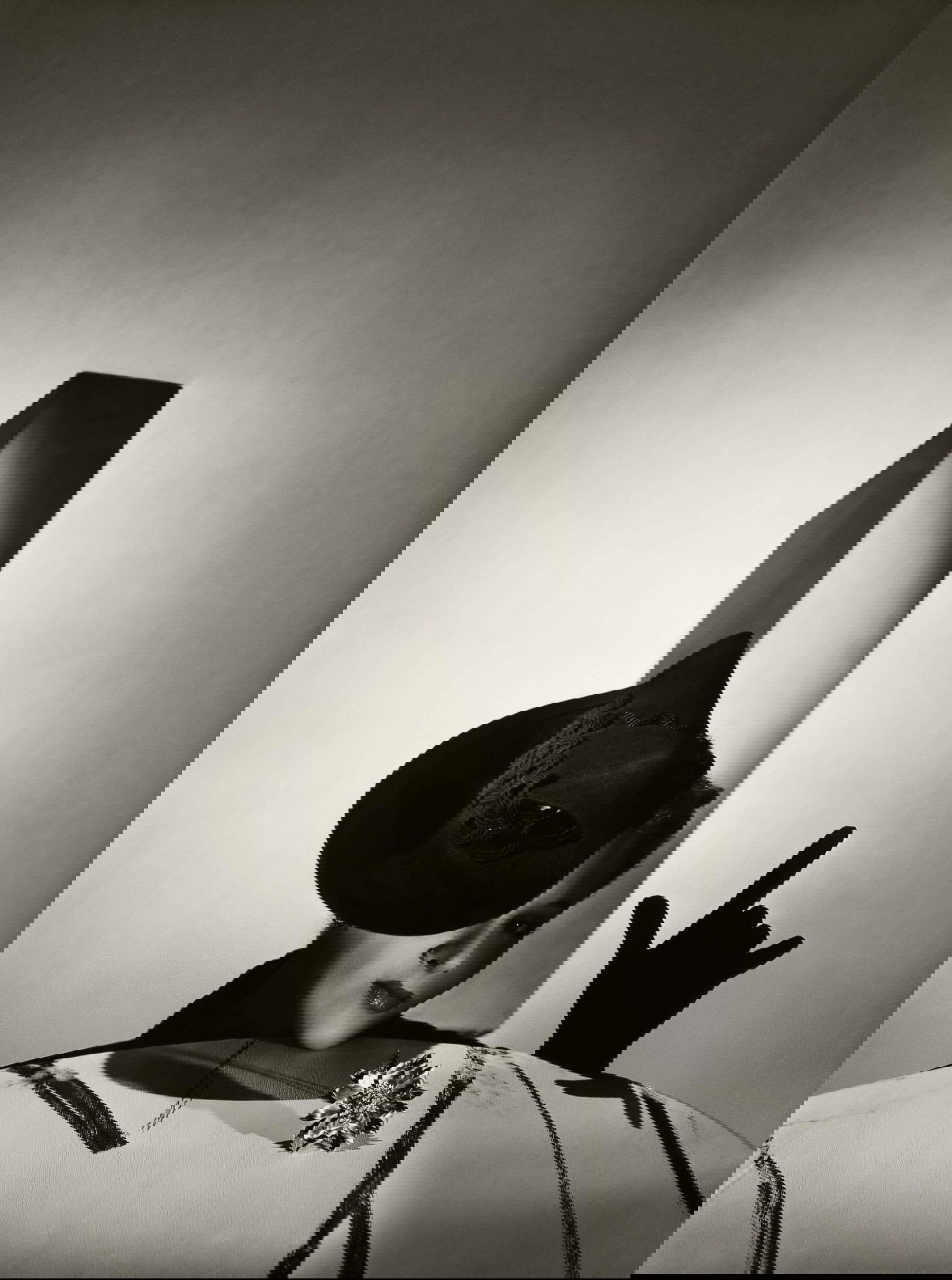 Horst P. Horst, Lisa Fonssagrives modeling a hat by Suzy, 1938, Vogue