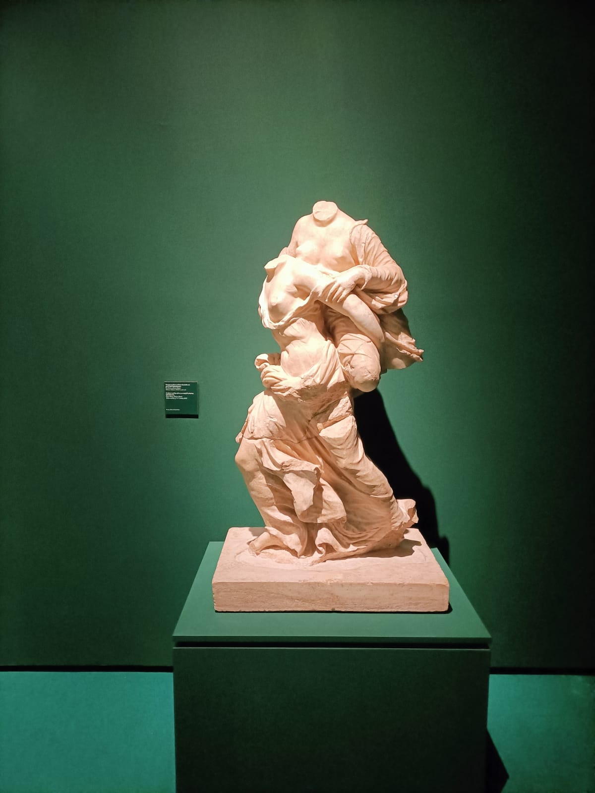 Eines der beiden Mädchenpaare aus der Ephedrismos-Gruppe, die das antike Spiel 