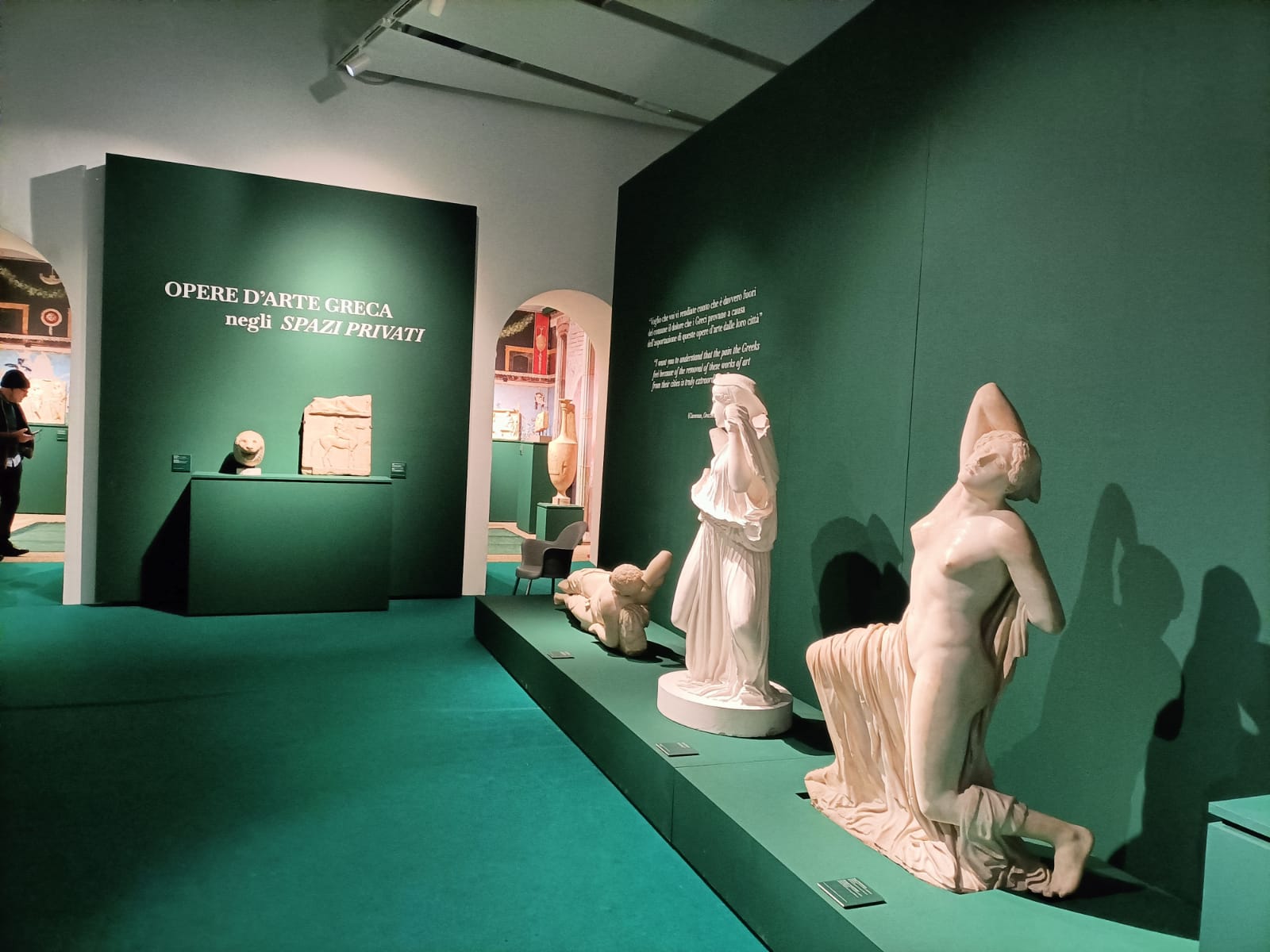 Der Raum mit den Giebelskulpturen, die den Mythos des Massakers an den Kindern von Niobe darstellen. Die Ansicht ist privilegiert 