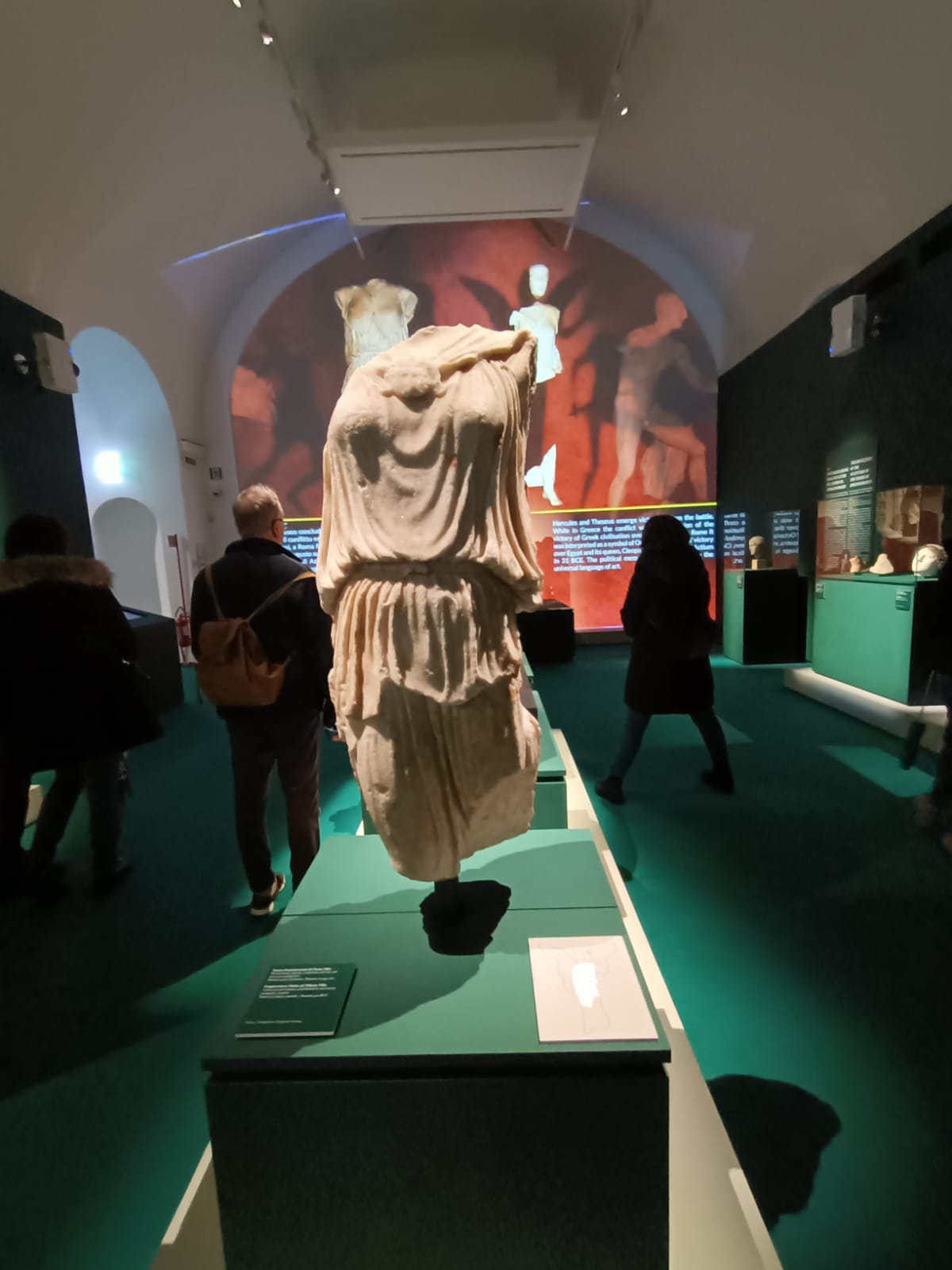 Zentraler Saal mit Videoprojektion. Im Vordergrund die Athena Nike aus kostbarem lychinitischem Marmor