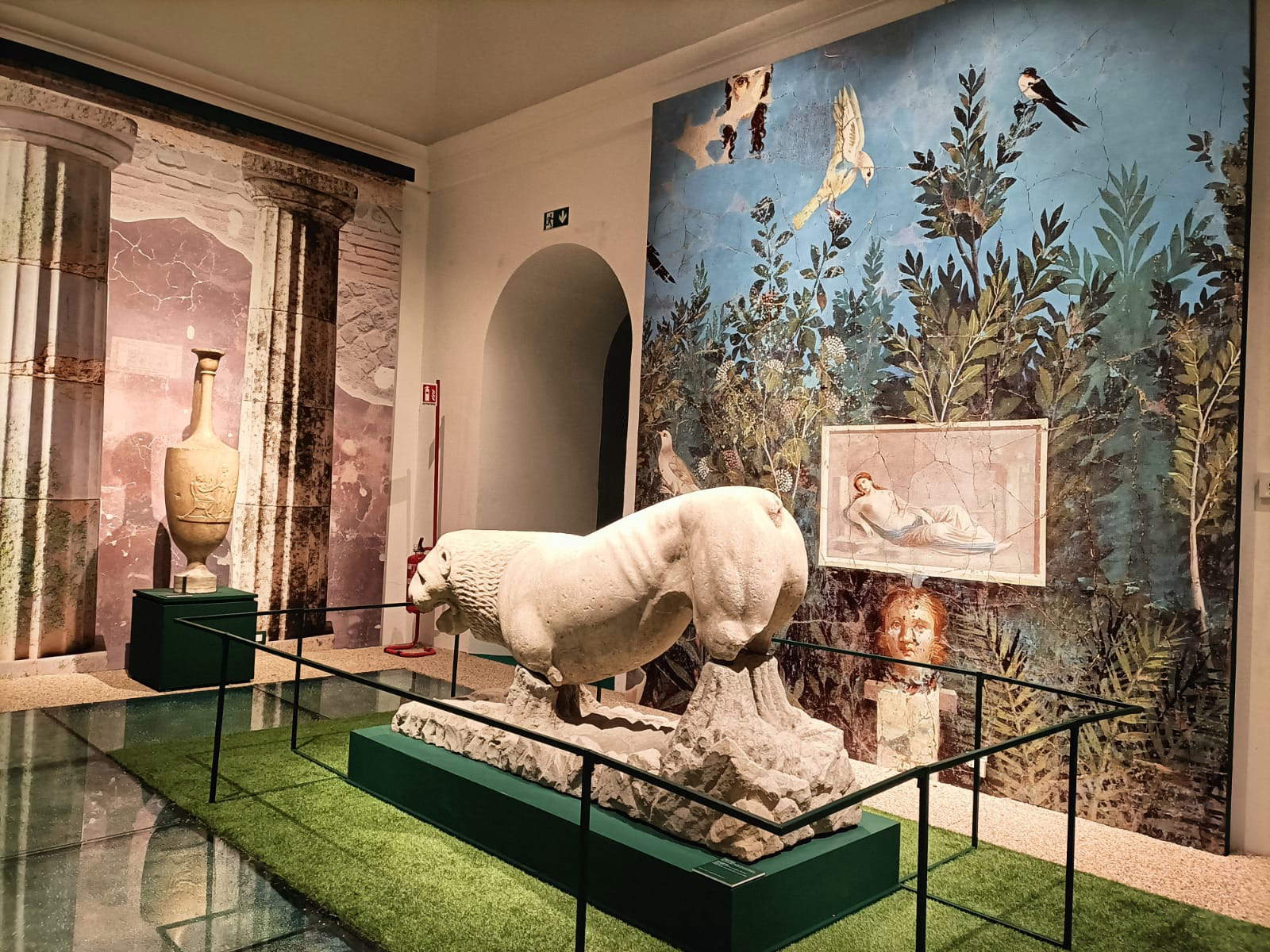 Der Gartensaal mit dem Marmorlekythos und einem Marmorlöwen