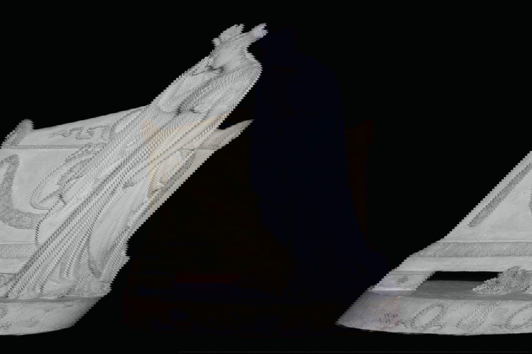 Antonio Canova, Modelo para el monumento funerario a Vittorio Alfieri (1806; yeso, 84 x 74 x 28,5 cm; Carrara, Academia de Bellas Artes)