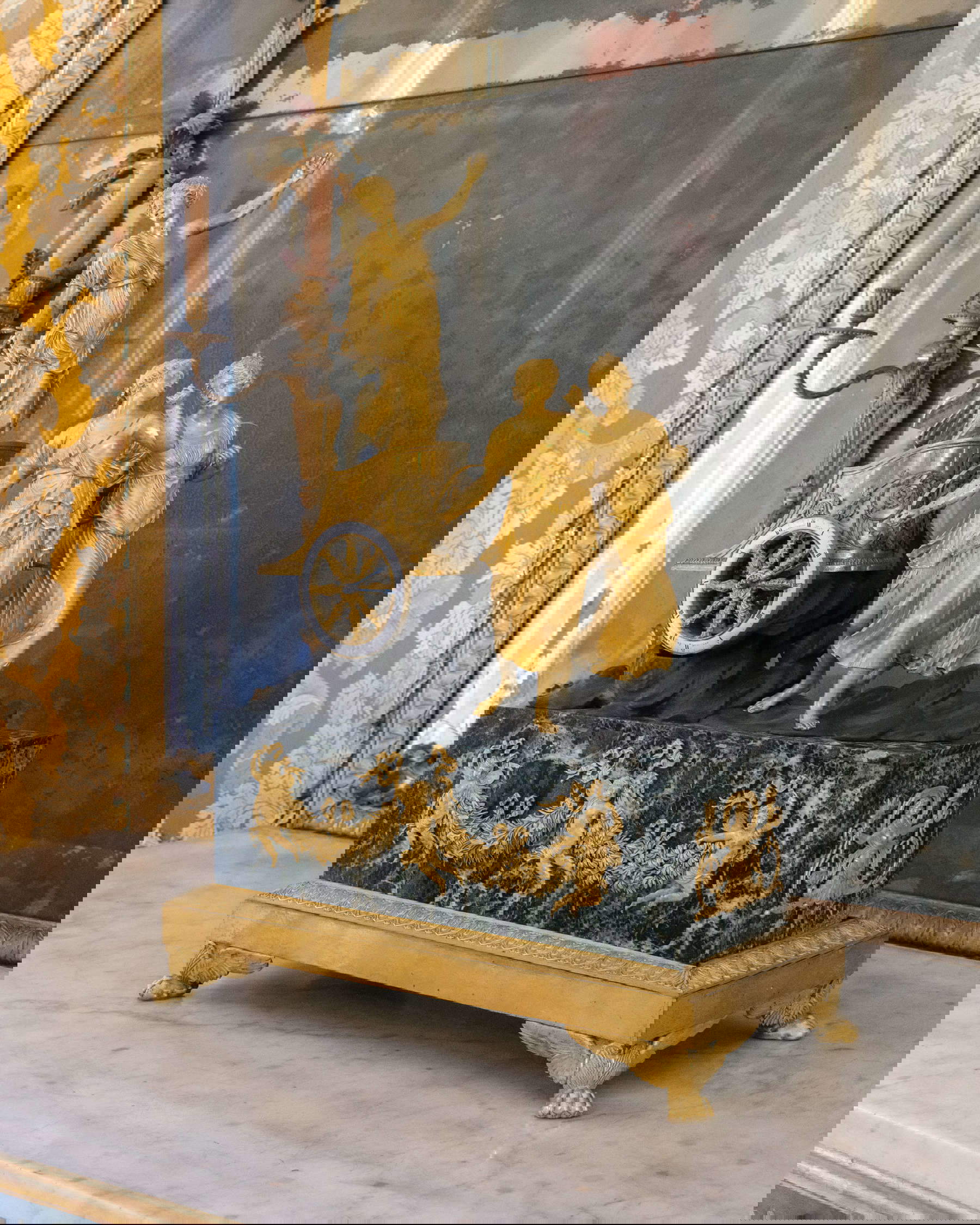 Manifattura Manfredini, Péndola que representa el Carro de Diana (c. 1807-1809; bronce dorado al mercurio, mármol verde de Varenna, esmalte, 70 x 54 x 27 cm; Venecia, Fondazione Querini Stampalia). Foto: Adriano Mura