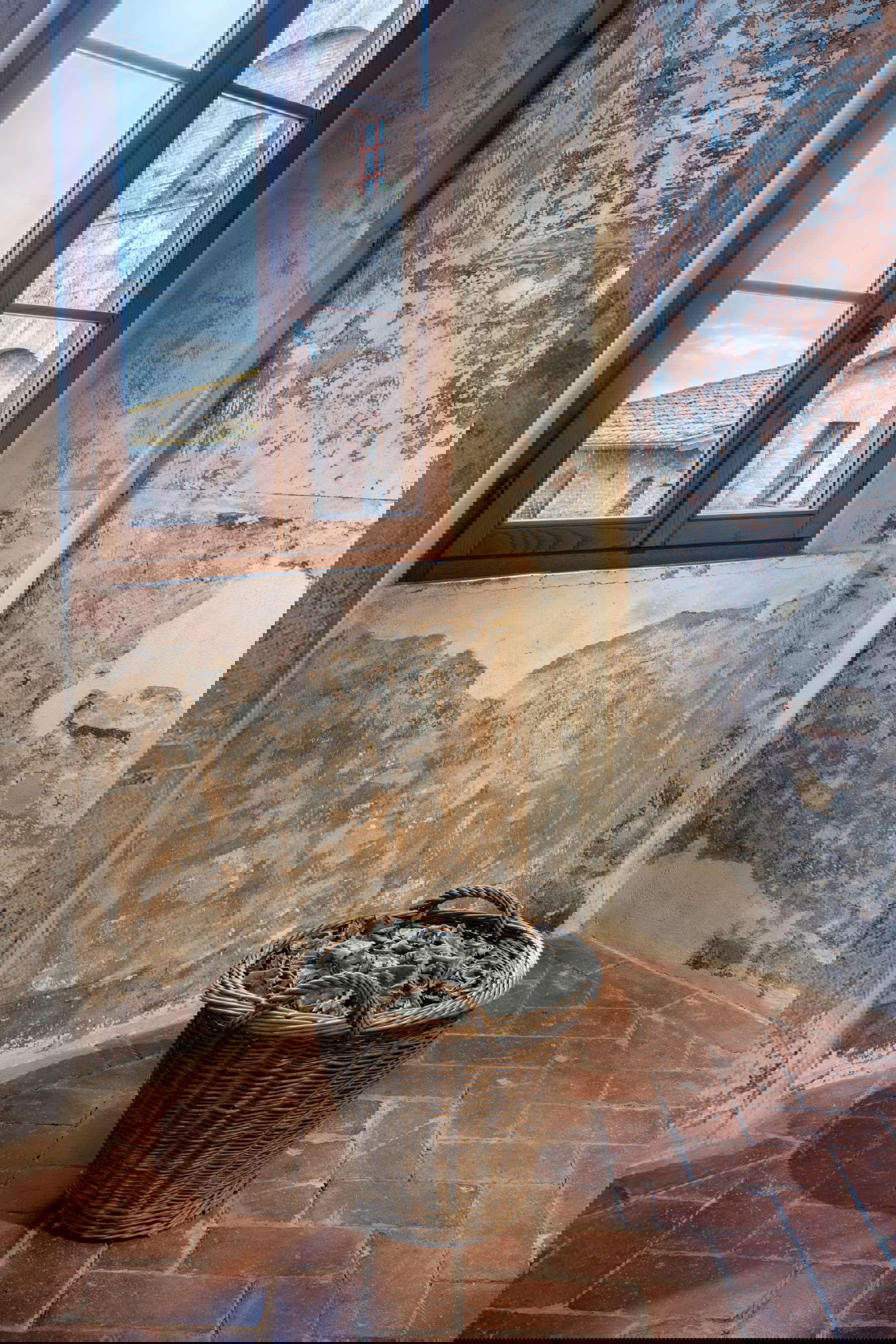 Berlinde De Bruyckere, Nunca te prometí un jardín de rosas (1992; plomo, mimbre, algodón, poliuretano, 47 x 84 x 62 cm). Con permiso de la artista y GALLERIA CONTINUA, Fotógrafo: Duccio Benvenuti - Art Store