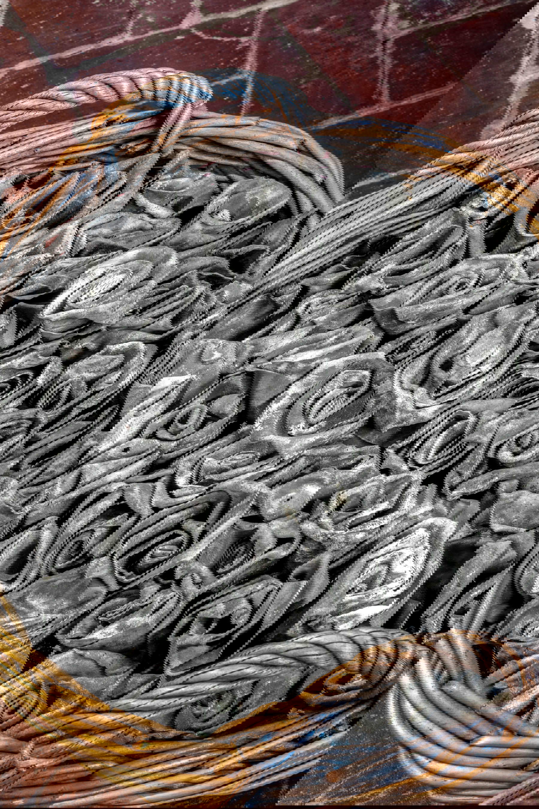 Berlinde De Bruyckere, Nunca te prometí un jardín de rosas (1992; plomo, mimbre, algodón, poliuretano, 47 x 84 x 62 cm). Con permiso de la artista y GALLERIA CONTINUA, Fotógrafo: Duccio Benvenuti - Art Store