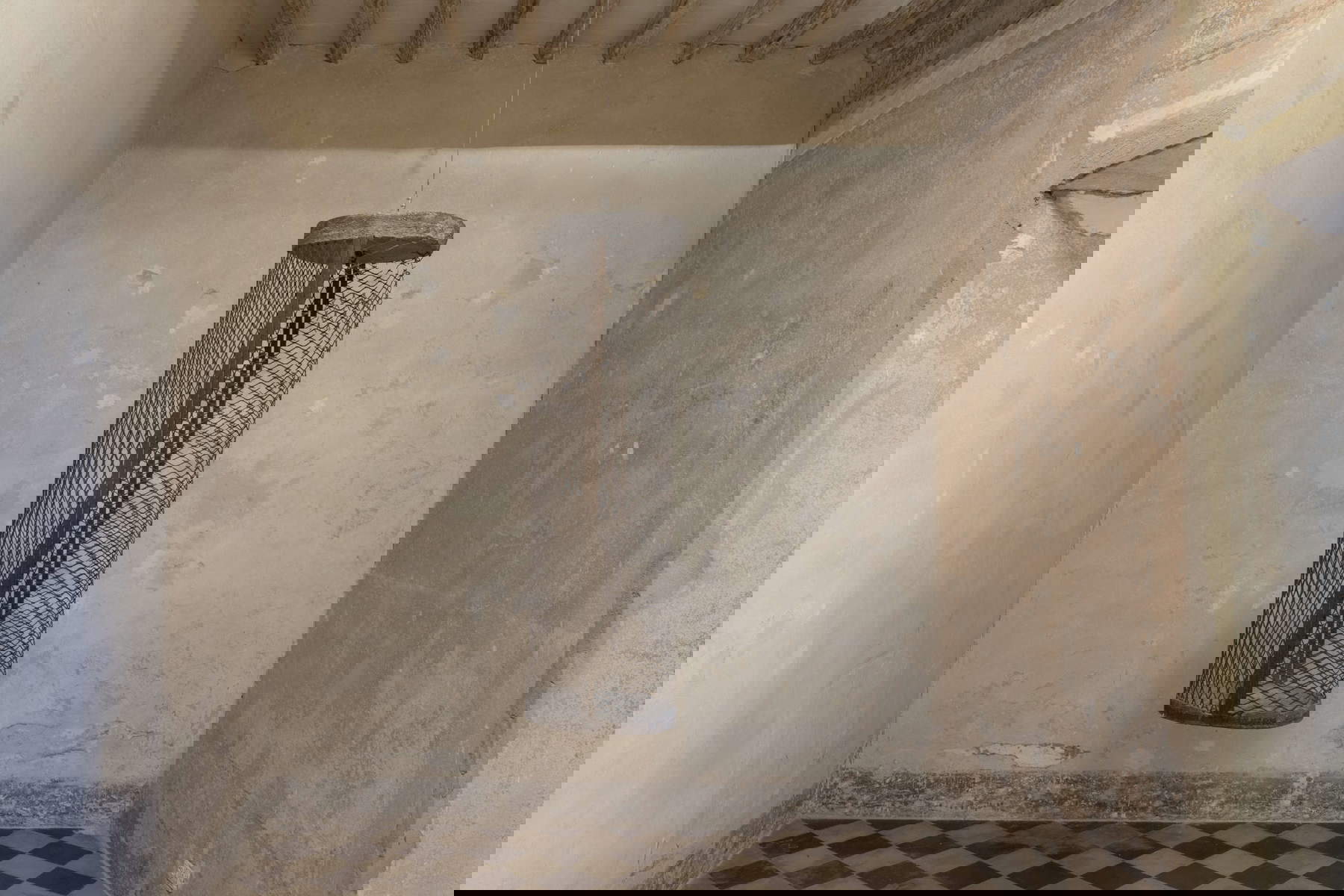 Berlinde De Bruyckere, Kooi (1989; acero, hormigón, 130 x 30 x 45 cm). Con permiso del artista y GALLERIA CONTINUA, Foto: Ela Bialkowska, OKNO Studio