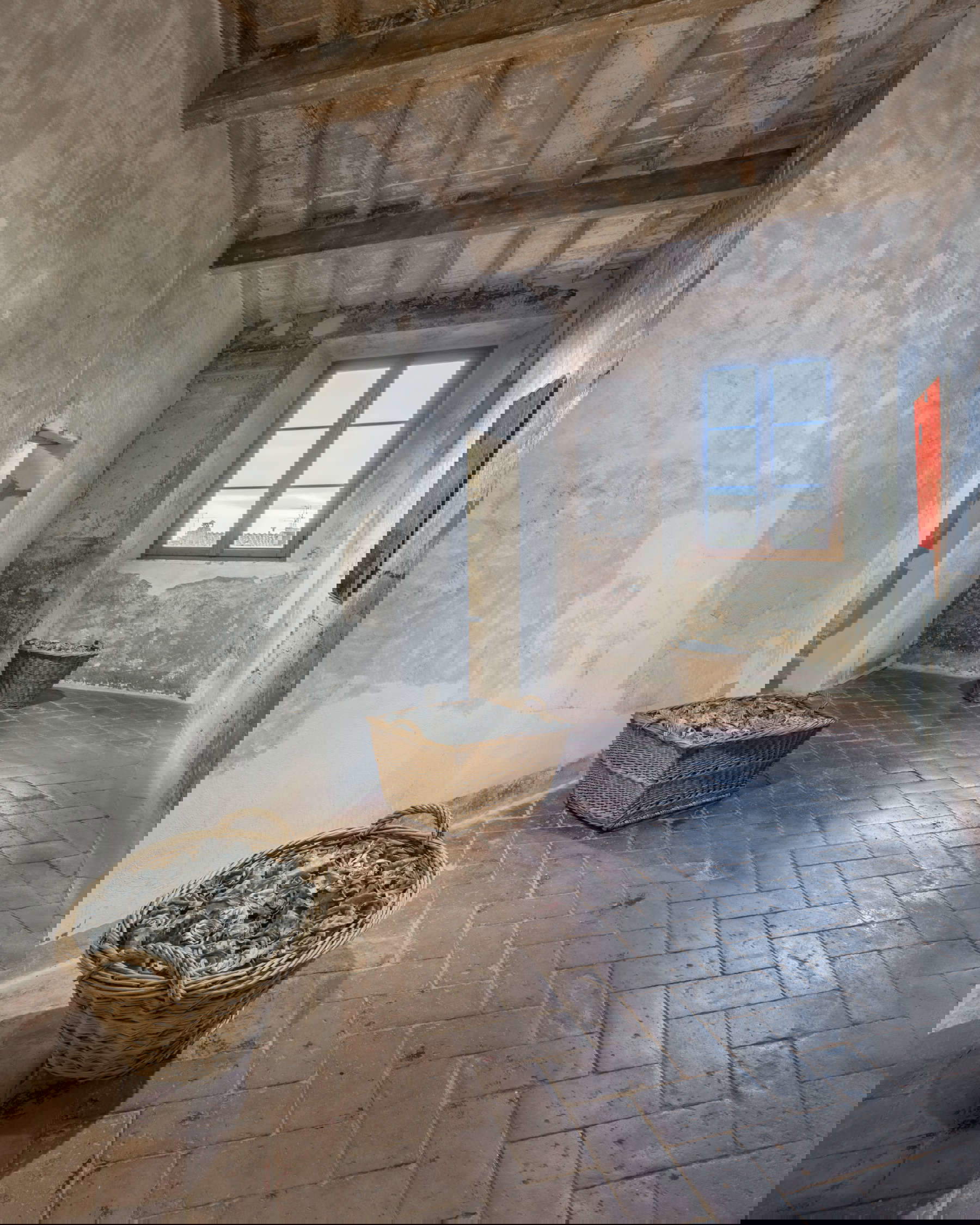 Montaje de la exposición Berlinde De Bruyckere. Lo mismo de siempre