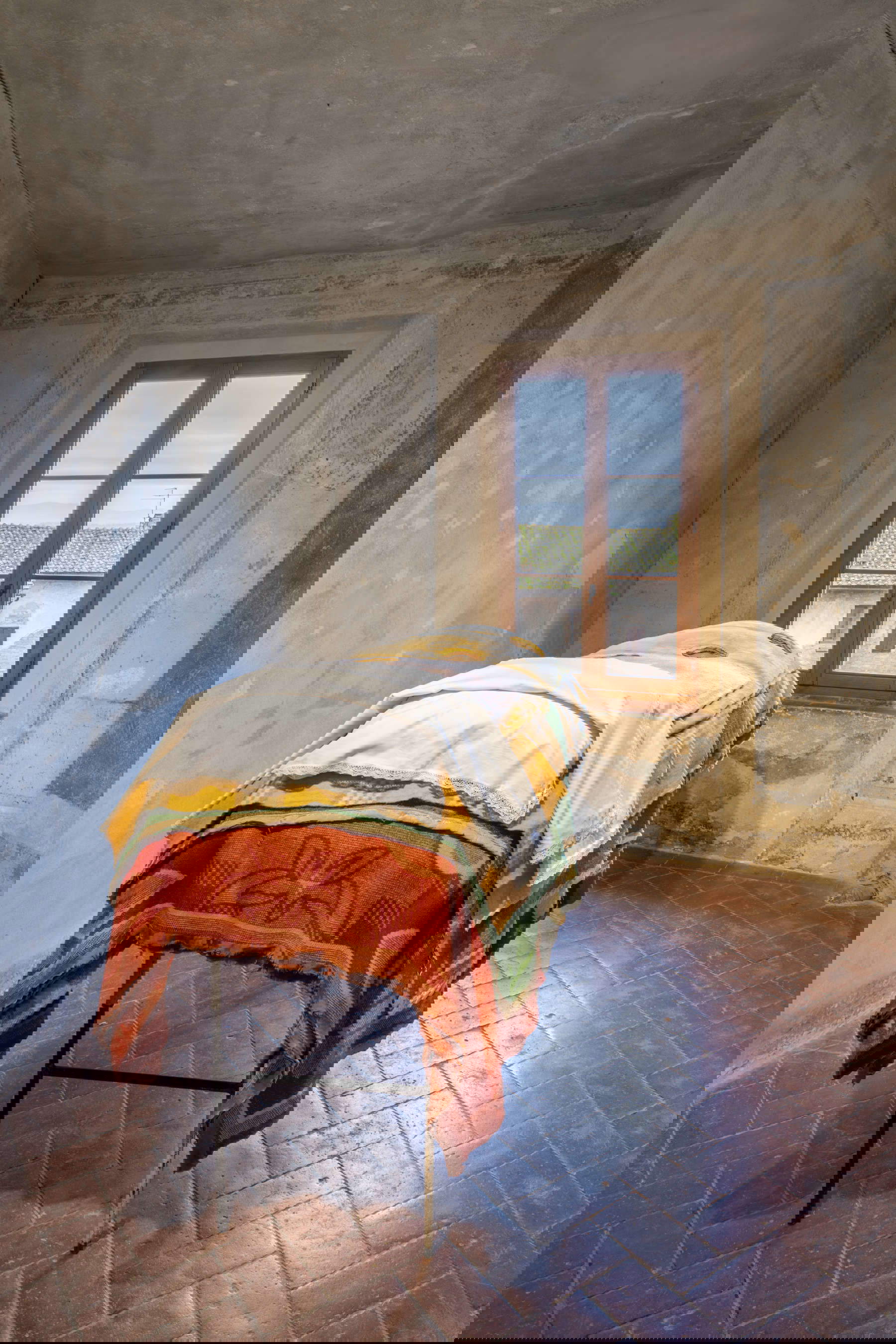 Berlinde De Bruyckere, Slaapzaal IV (2000; metal, mantas, cama individual, 150 x 200 x 90 cm). Cortesía de la artista y GALLERIA CONTINUA, Foto: Ela Bialkowska, OKNO Studio